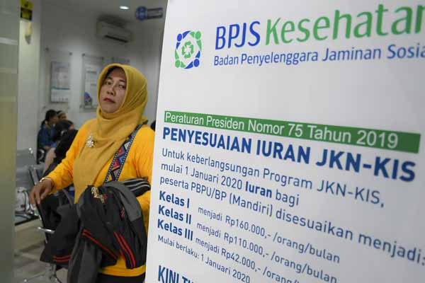 Warga meninggalkan Kantor Badan Penyelenggara Jaminan Sosial (BPJS) Kesehatan Jakarta Pusat.