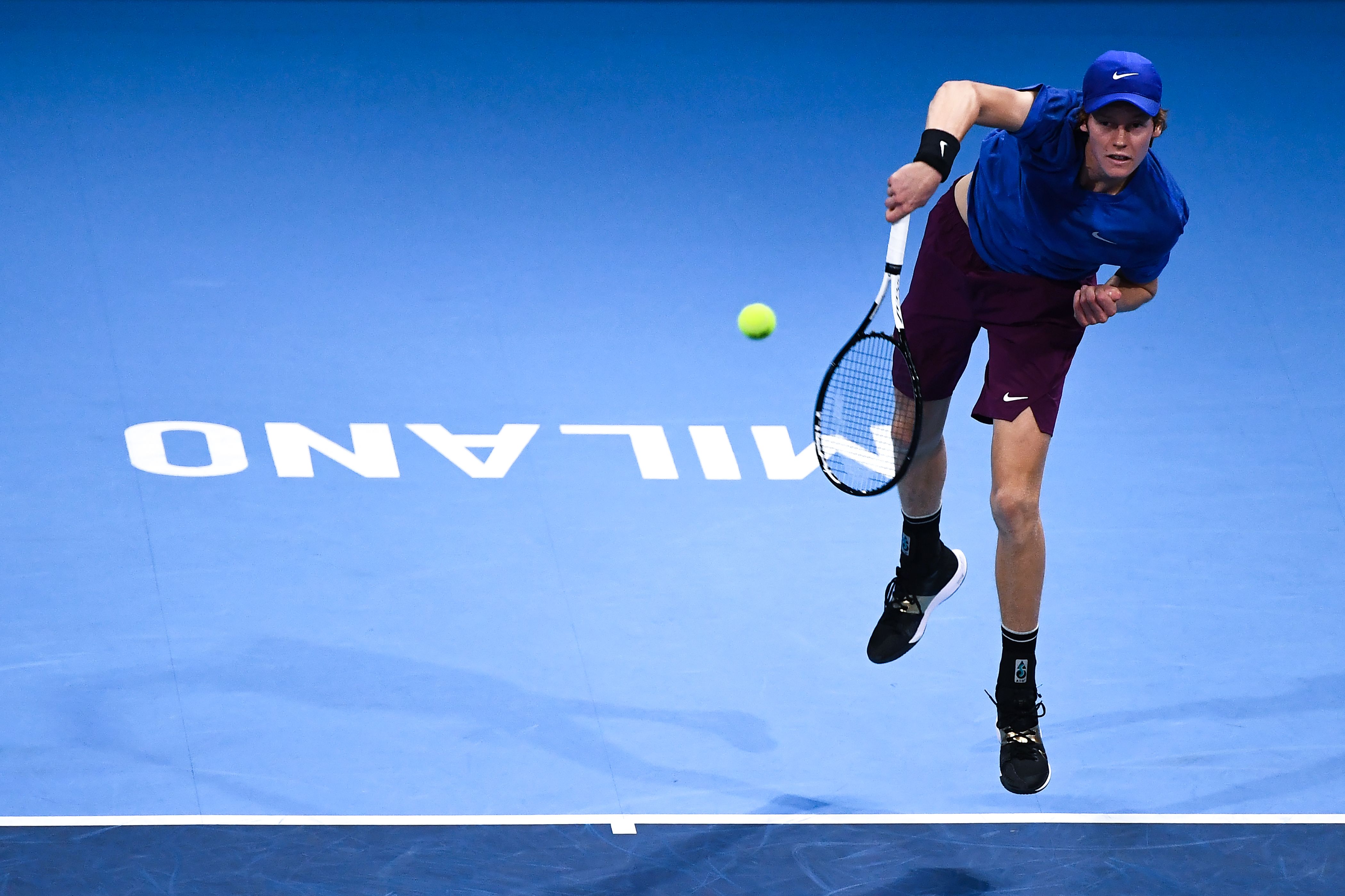 Petenis berusia 18 tahun dari Italia, Jannik Sinner, melakukan servis.