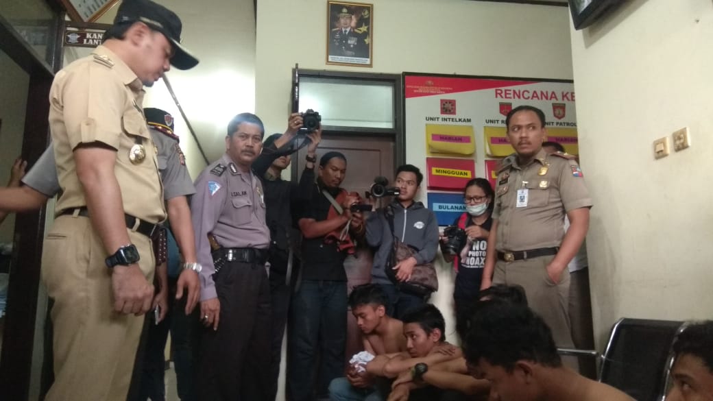  Wali Kota Bogor Bima Arya Sugiharto mengamuk dihadapan pelajar yang akan melakukan tawuran di Hari Pertama masuk sekolah