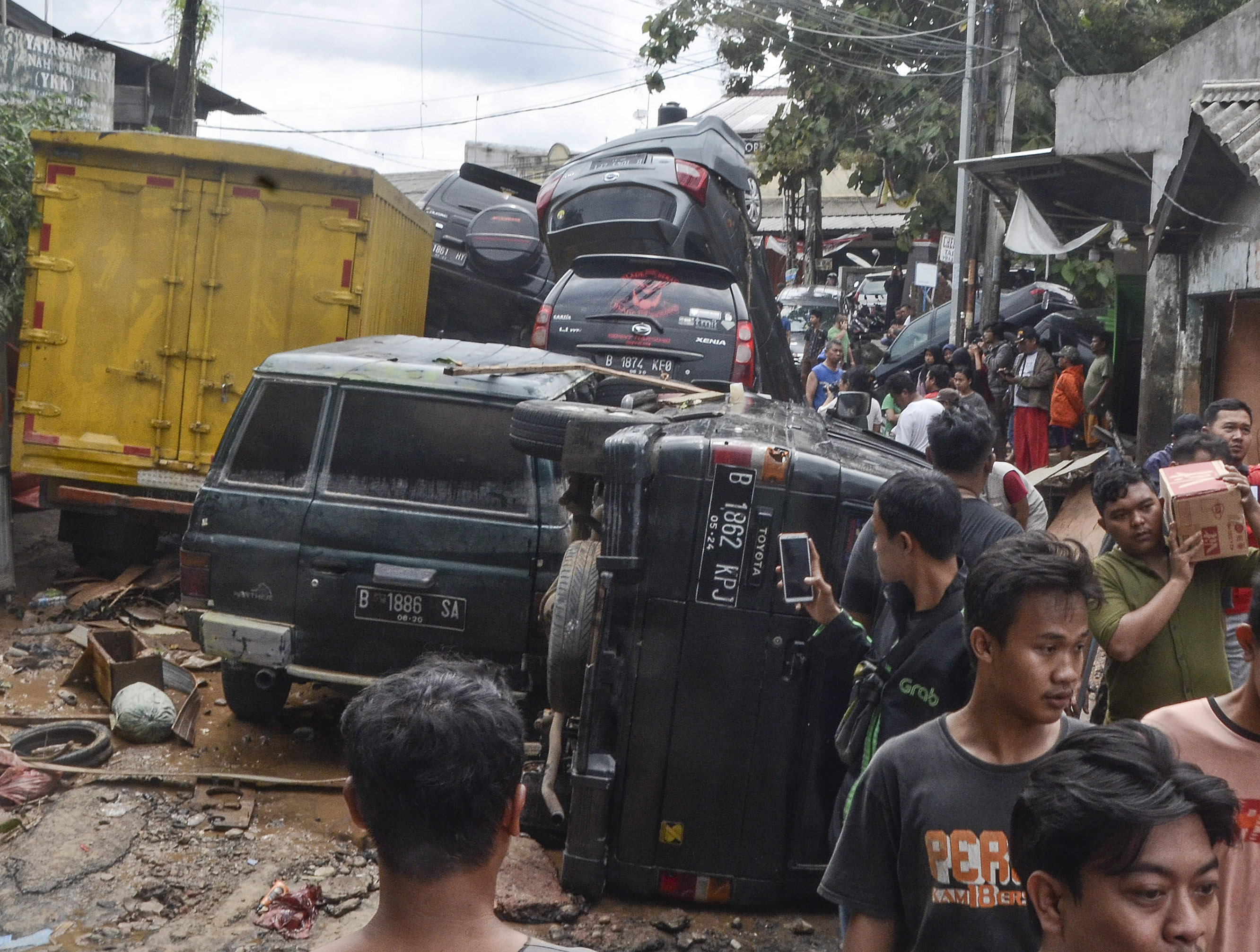Puluhan Mobil Terseret Banjir di Pondok Gede Masih Menumpuk