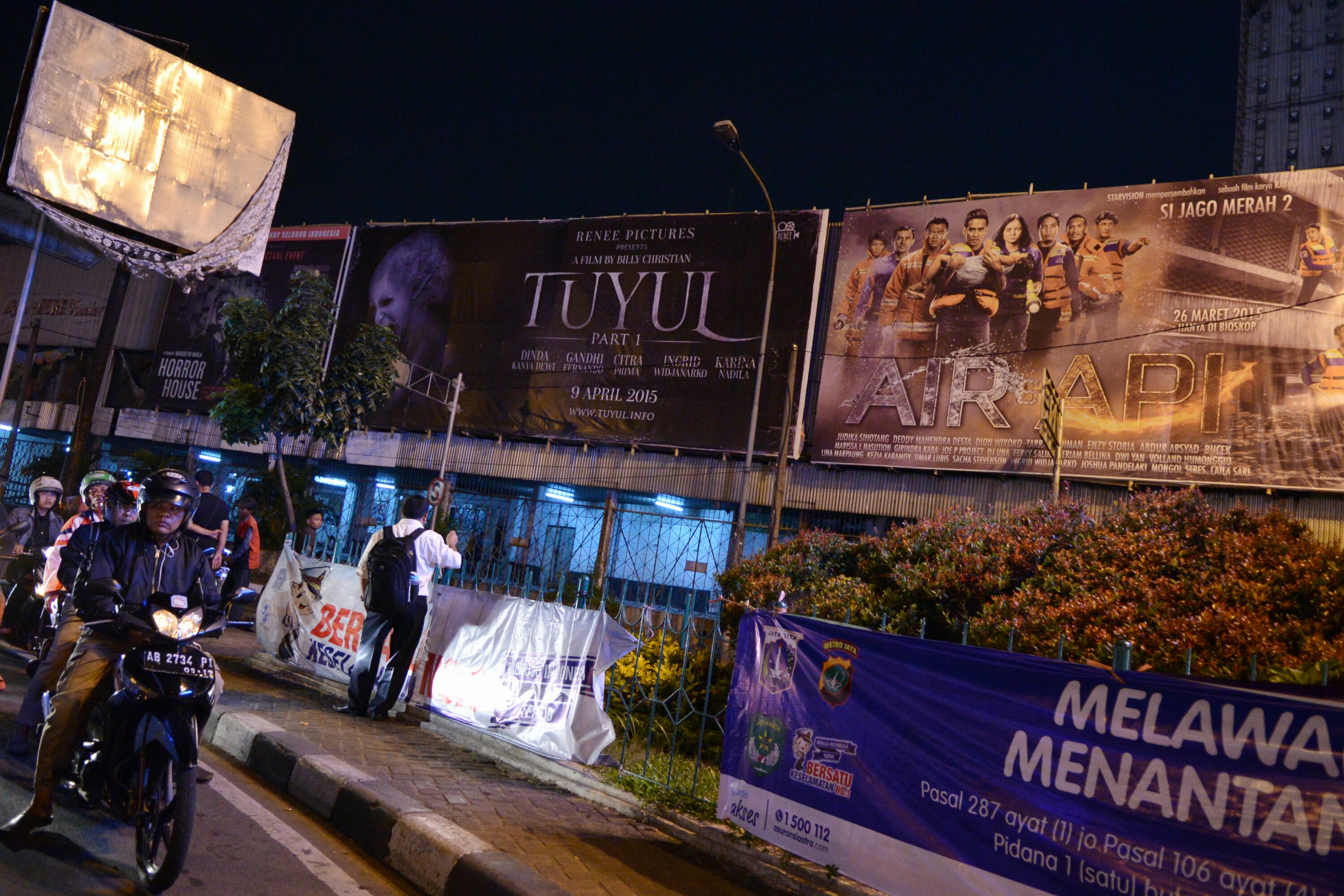  Poster film-film Indonesia di salah satu bioskop di Jakarta. Industri film nasional kekuarangan SDM