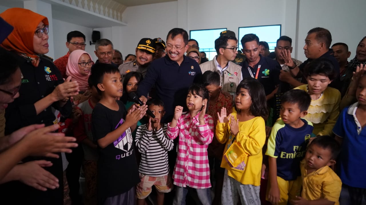 Menkes RI Letjen (Purn) Dr. dr. Terawan Agus Putranto, Sp. Rad(K) RI bersama anak-anak dari keluarga terkena dampak bannir di Jakarta.