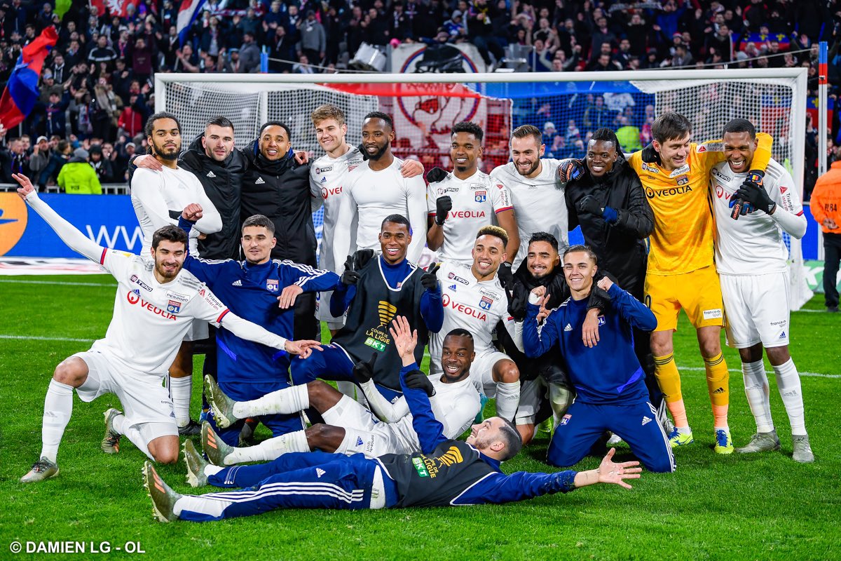 Para pemain Lyon berpose usai memastikan diri lolos ke final Coupe de la Ligue