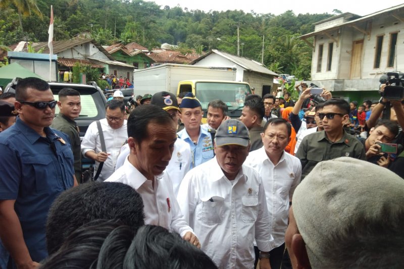 Presiden Joko Widodo berdialog dengan korban terdampak bencana banjir bandang dan tanah longsor di Desa Harkat Jaya, Kabupaten Bogor.