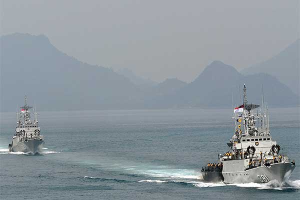 KRI Tjiptadi-381 (kanan) dan KRI Teuku Umar- 385 (kiri) mengikuti sailing pass di Laut Natuna, Kepulauan Riau, Rabu (15/1).