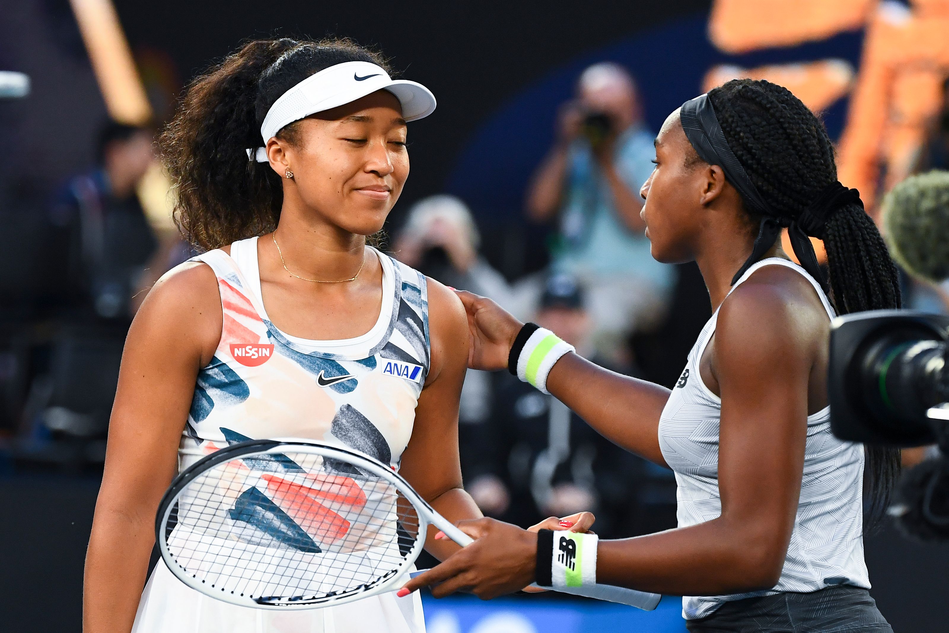 Coco Gauff (kanan) dan Naomi Osaka seusai pertandingan