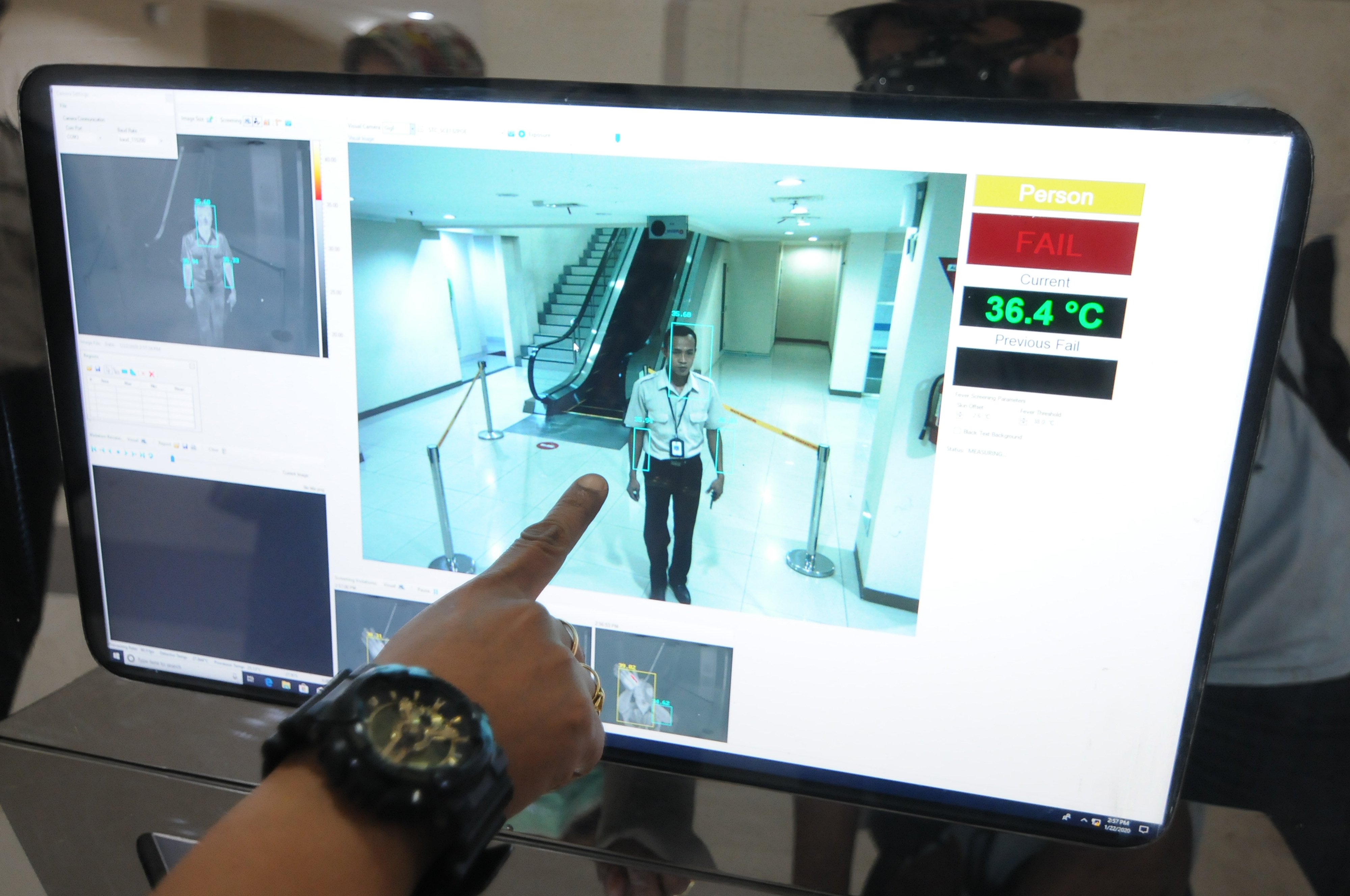 Petugas Kantor Kesehatan Pelabuhan (KKP) menunjukan monitor alat deteksi suhu tubuh atau di Bandara Adi Soemarmo, Boyolali, Jawa Tengah.