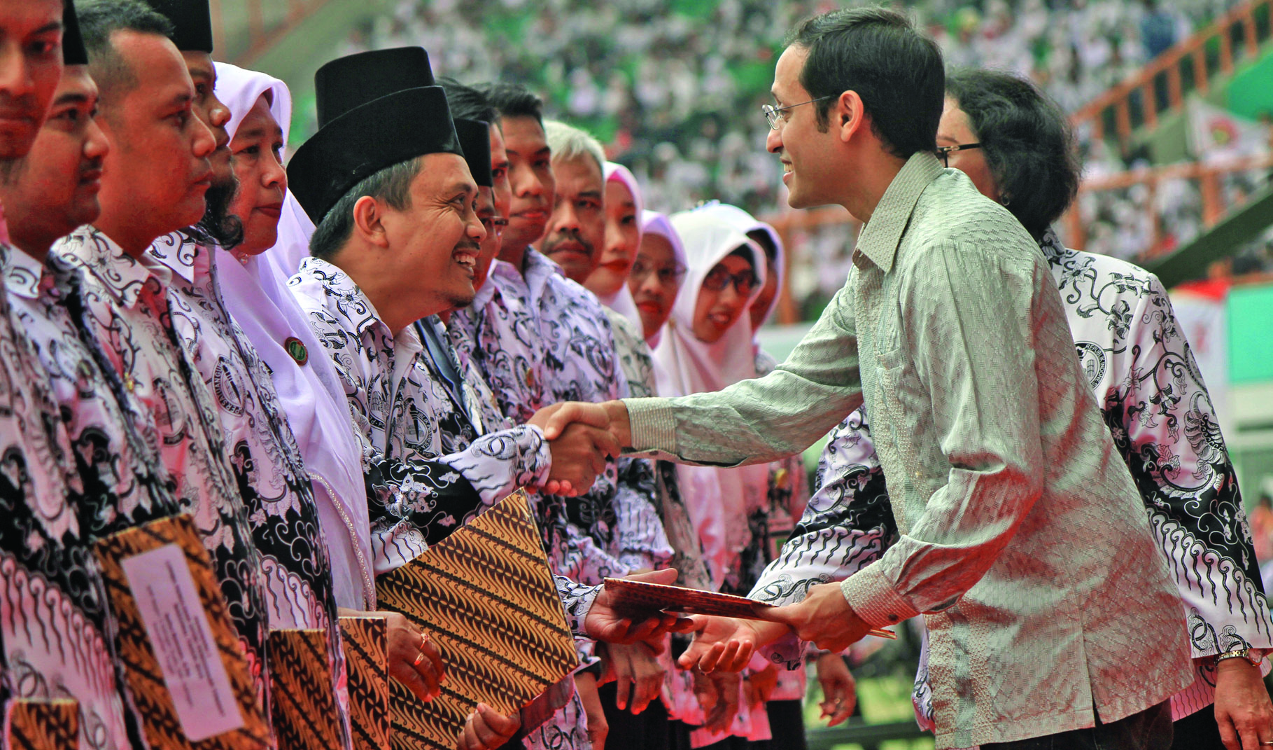 Menteri Pendidikan dan Kebudayaan Nadiem Makarim (kanan) menyerahkan penghargaan guru inspiratif.
