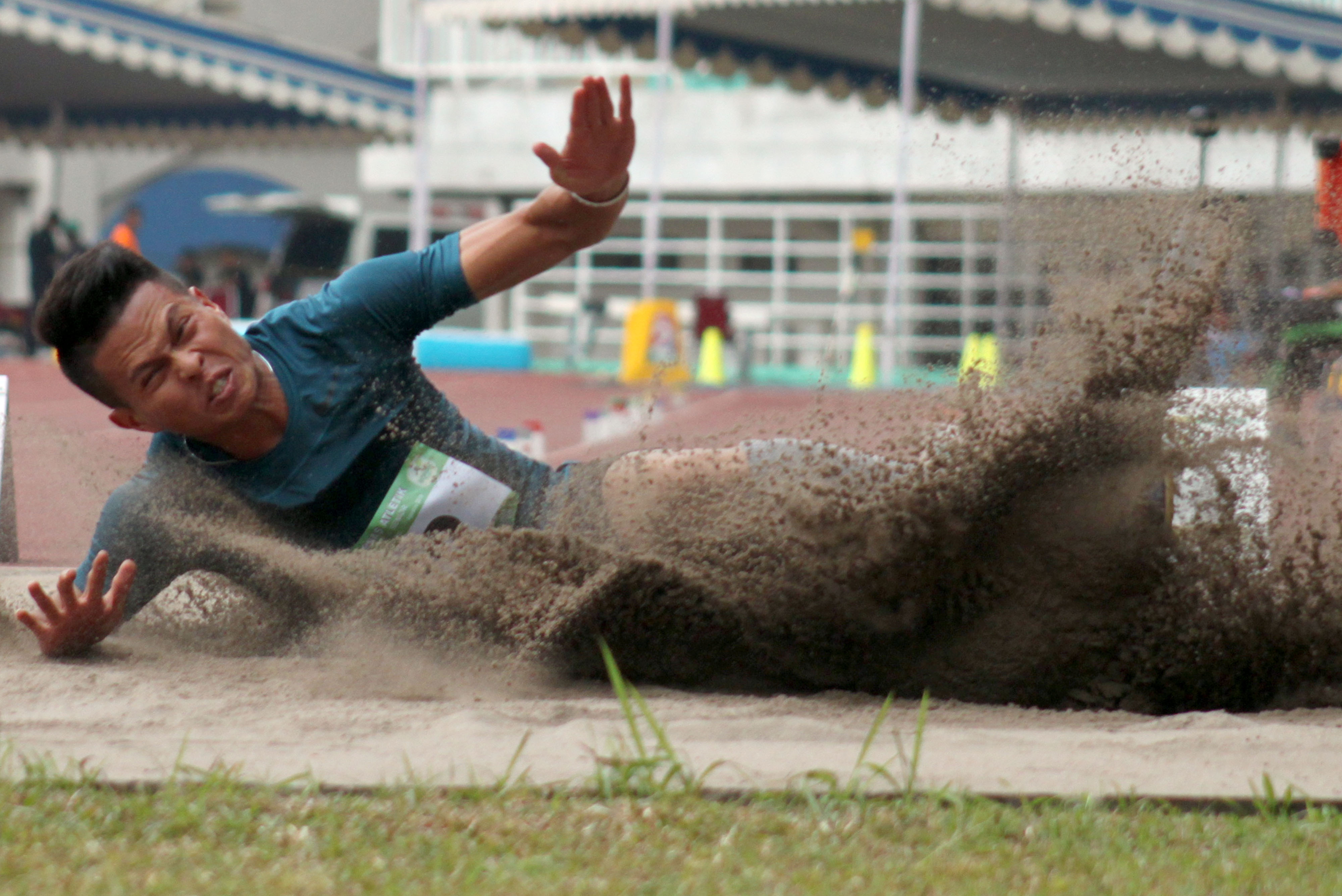 Atlet lompat jauh Suwandi Wijaya asal Babel beraksi pada babak final lompat jauh putra Kejurnas Atletik 2019 di Stadion Pakansari Bogor.