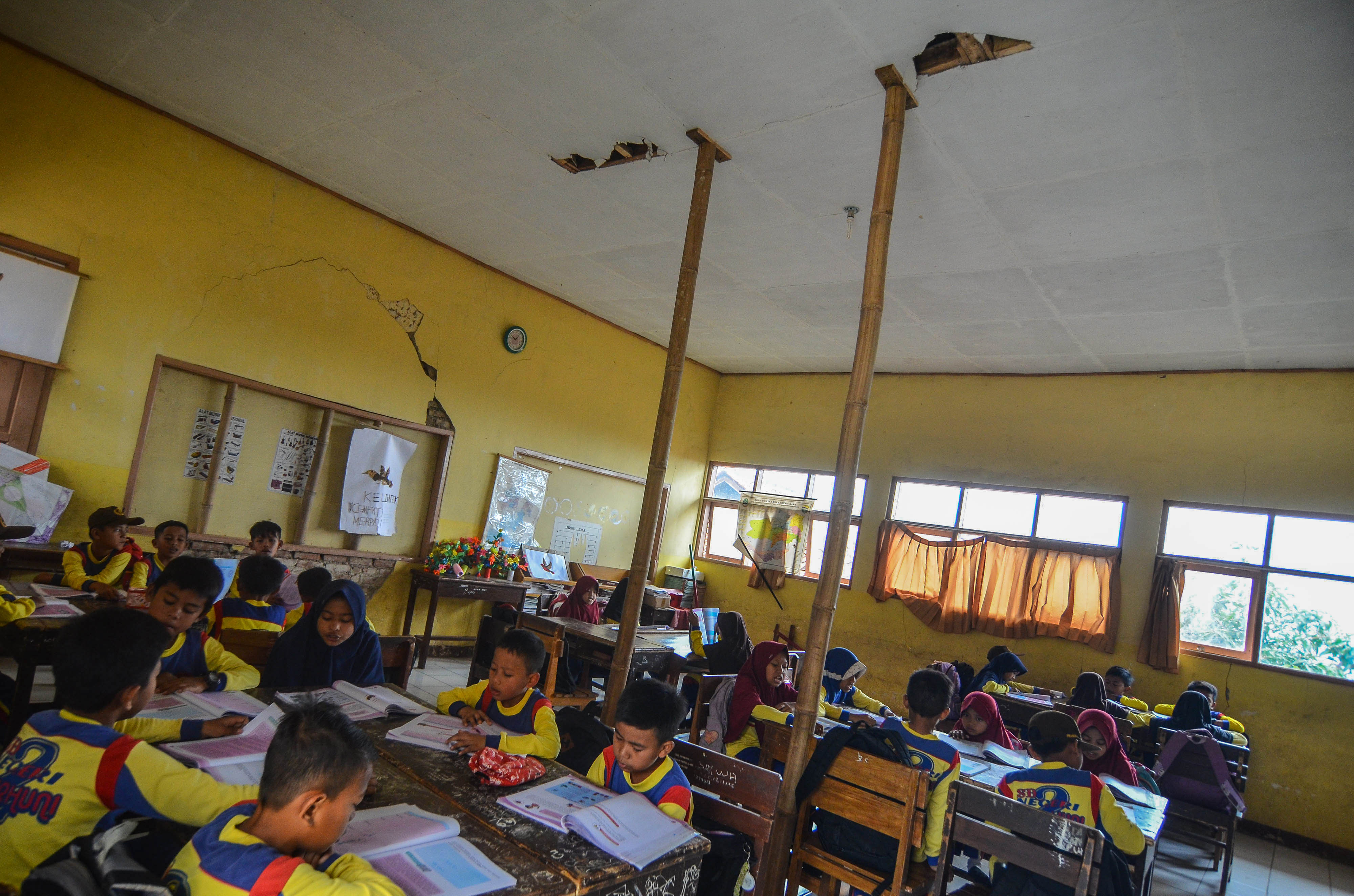 Siswa mengikuti kegiatan belajar mengajar di dalam kelas yang rusak di SDN Pasirhuni 2, Kampung Cipaheuteun, Kabupaten Tasikmalaya.
