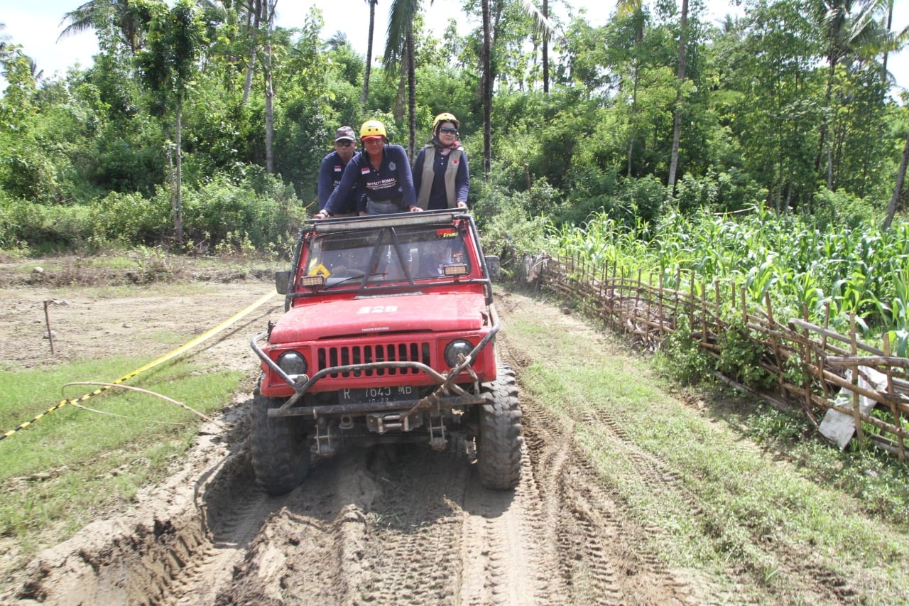 Bupati Brebes Idza Priyanti dan suami Warsidin menaiki jeep menuju ladang penggembalaan ternak di Maribaya, Brebes, Rabu (29/1/2020).