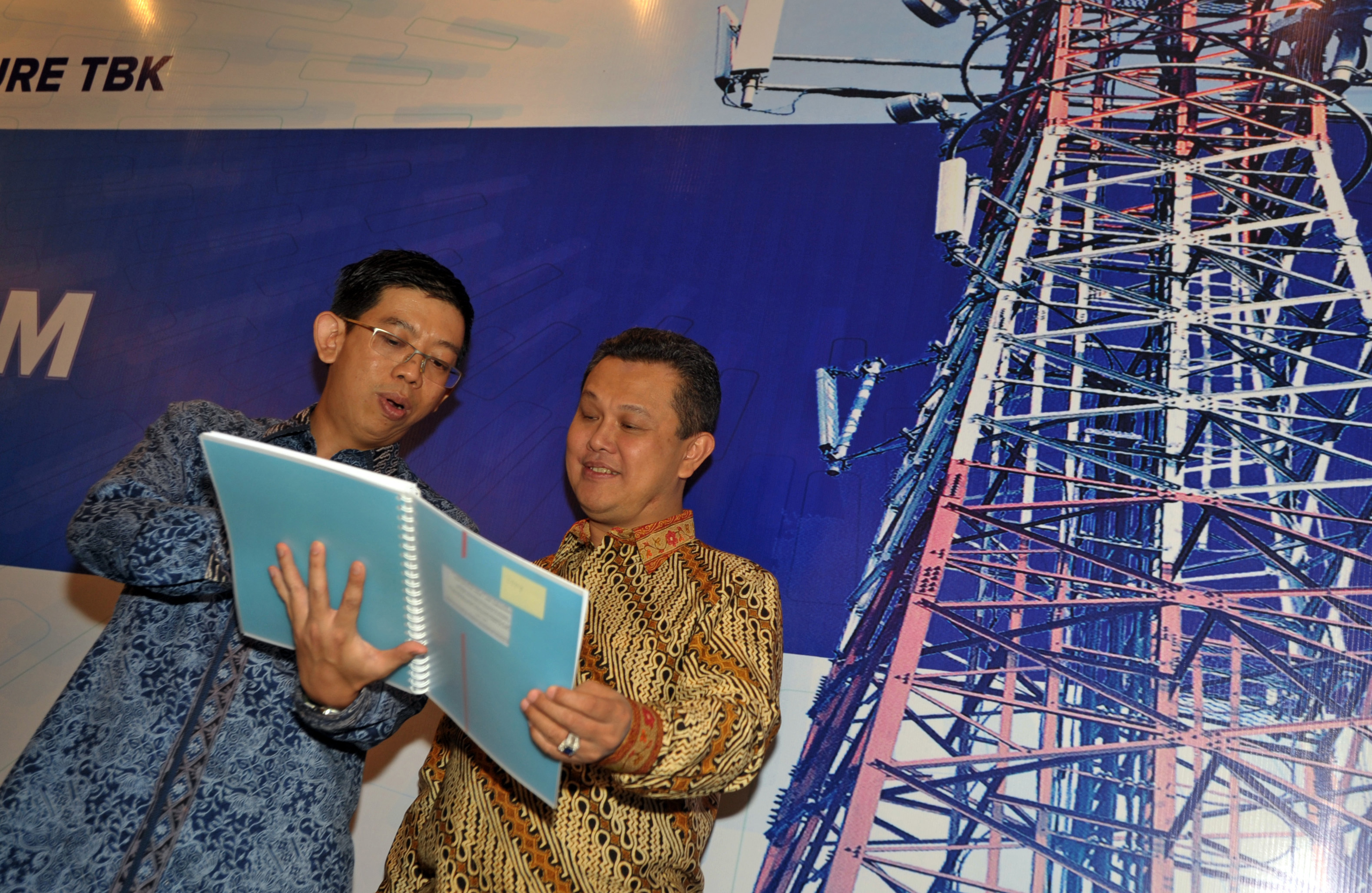 Presdir PT Tower bersama Infrastructure Tbk Herman Setya Budi (kanan) berbincang dengan  Helmy Yusman Santoso, 