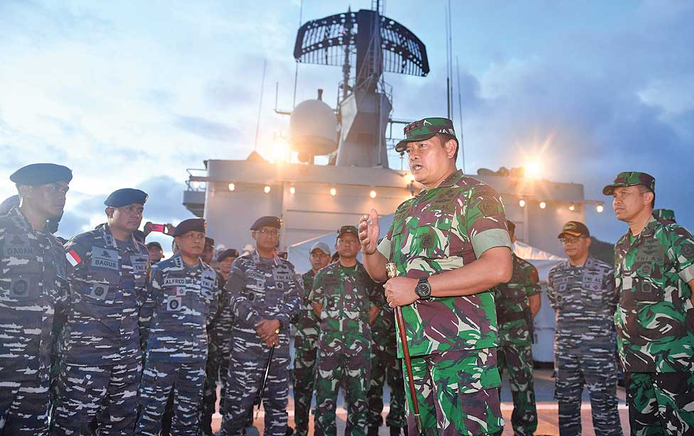 Pangkogabwilhan I Laksamana Madya Yudo Margono memberi arahan kepada prajurit TNI-AL di atas KRI Karel Satsuit Tubun-356