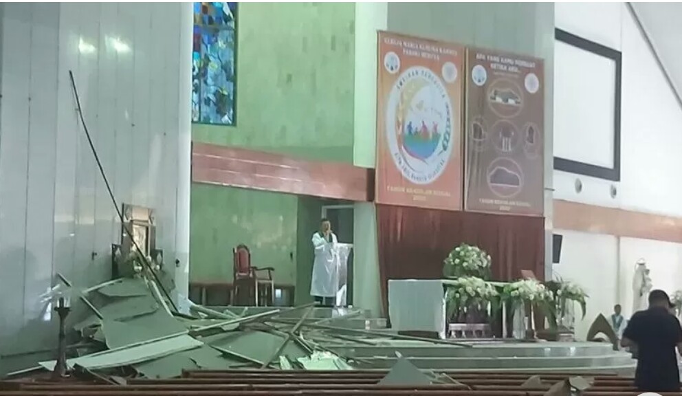 Plafon Gereja  Maria Kusuma Karmel (MKK) Meruya, Jakarta Barat,  ambruk saat berlangsung misa, Minggu (19/1/2020).
