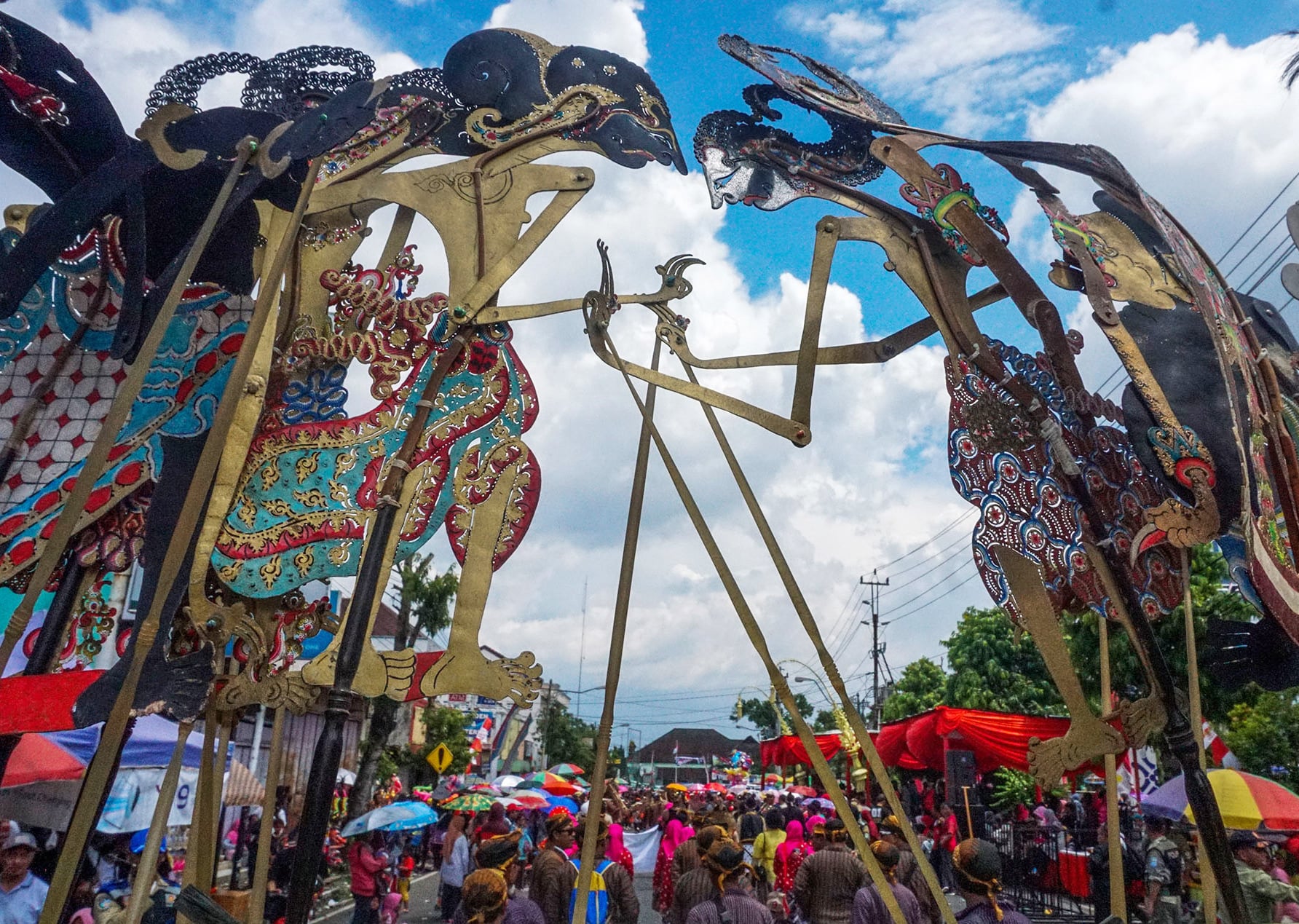 Ribuan peserta dari puluhan kelompok kesenian rakyat mengikuti pawai budaya pada Purbalingga Culture Vaganza di jalan protokol di Kabupaten 