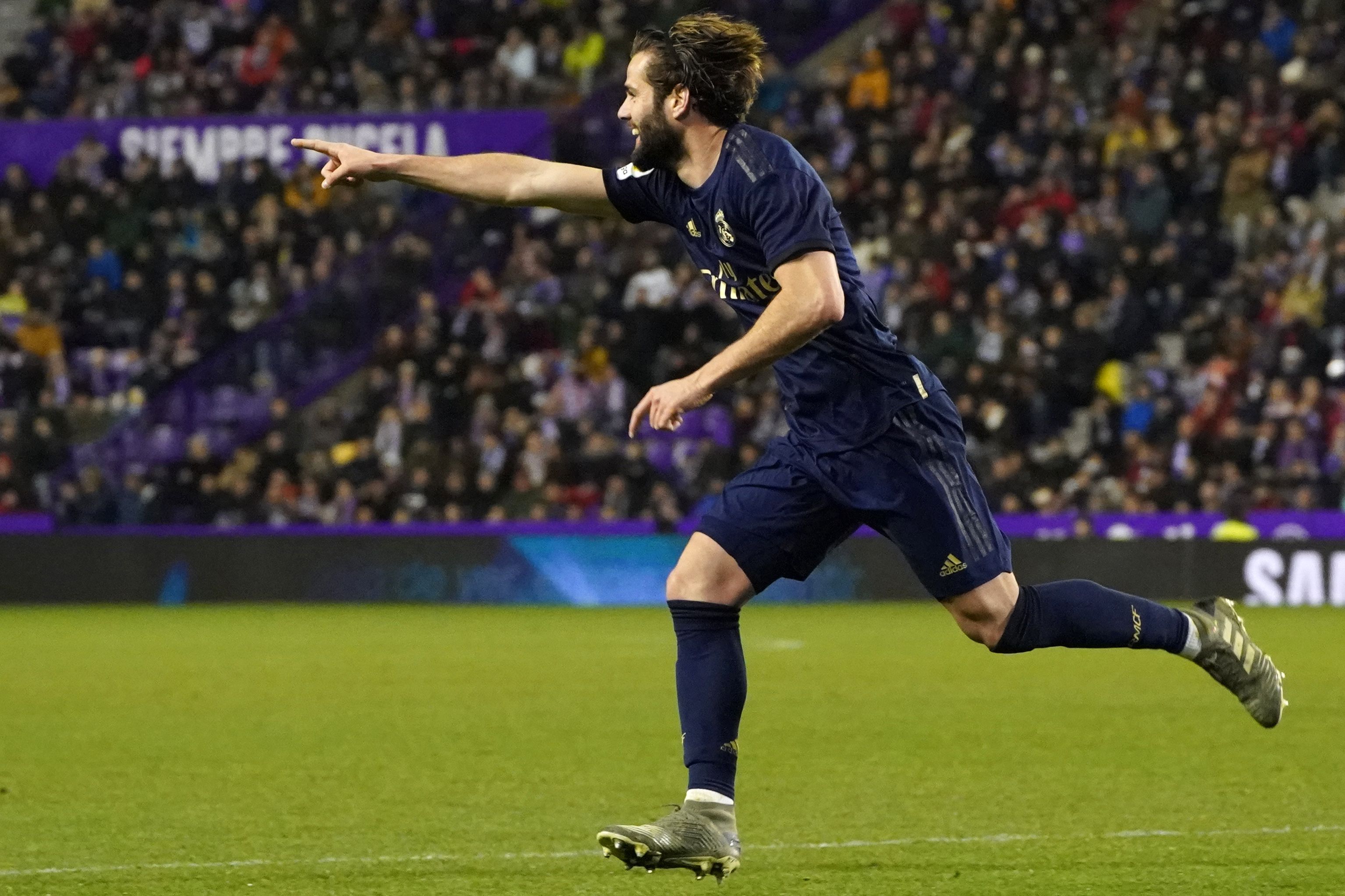 Bek Real Madrid Nacho Fernandez melakukan selebrasi usai mencetak gol ke gawang Valladolid