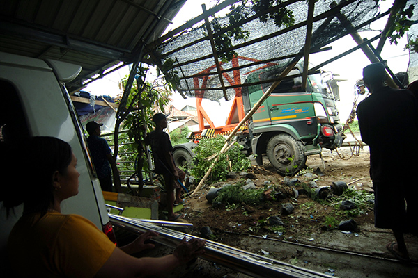 Rem Blong, Truk Hantam Tiga Motor di Batang