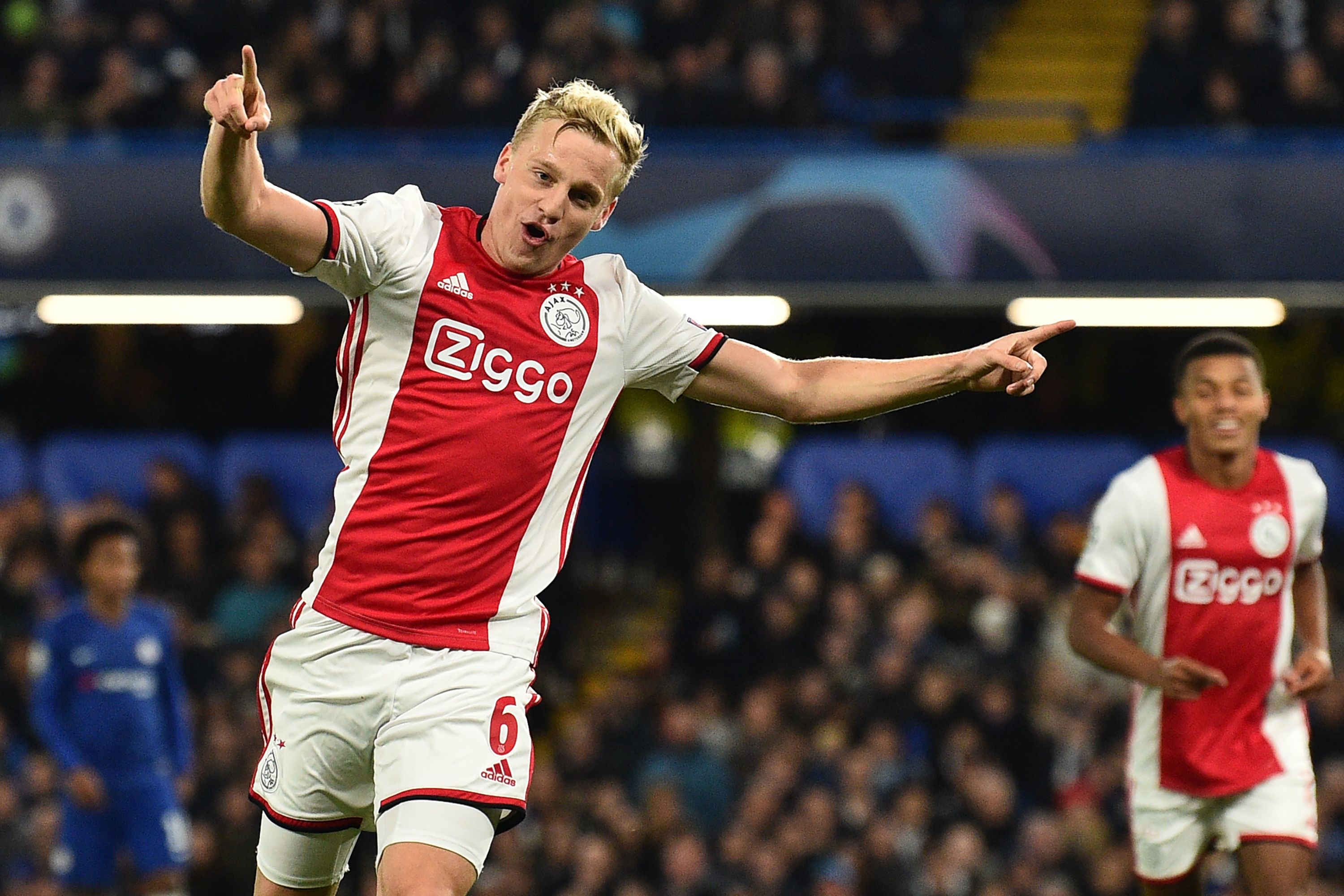 Van de Beek Tegaskan Ingin Bertahan di Ajax
