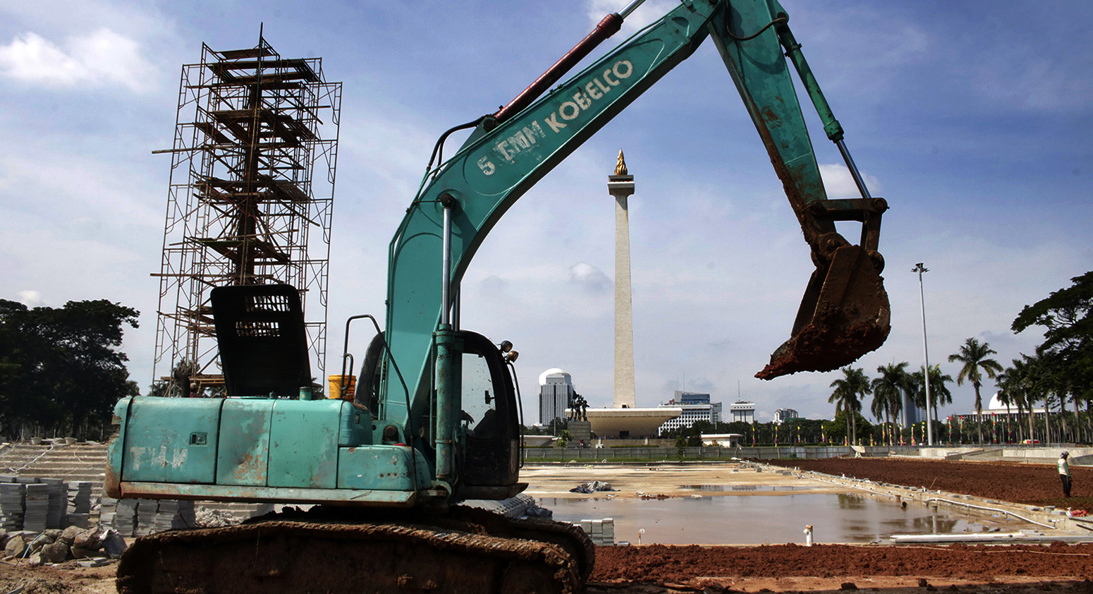  Suasana proyek revitalisasi Monas di Taman Silang Merdeka, Jakarta, yang terancam dimoratorium.