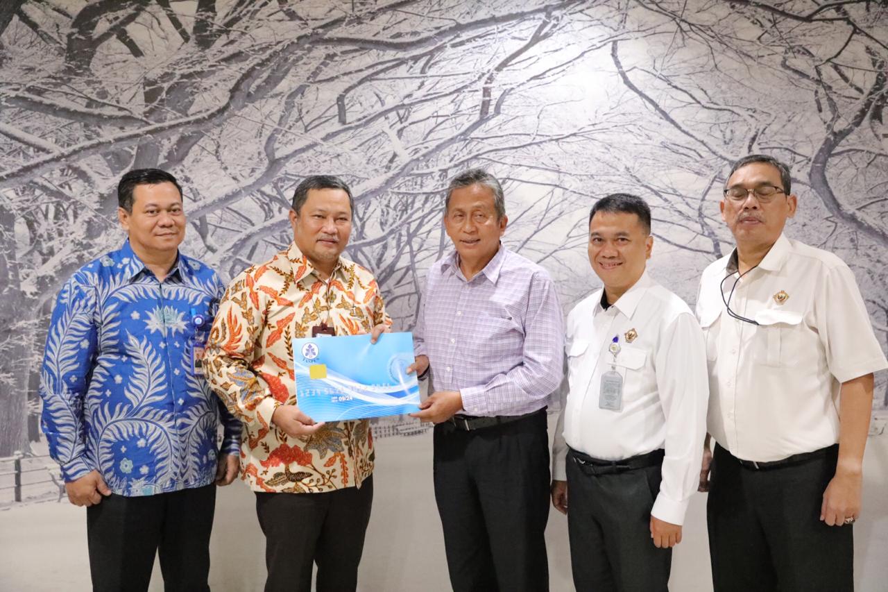 Penyerahan THT dan pensiun dilakukan Direktur Operasional Taspen, Ermanza, kepada mantan Ketua BPK  Moermahadi Soerja Djanegara.