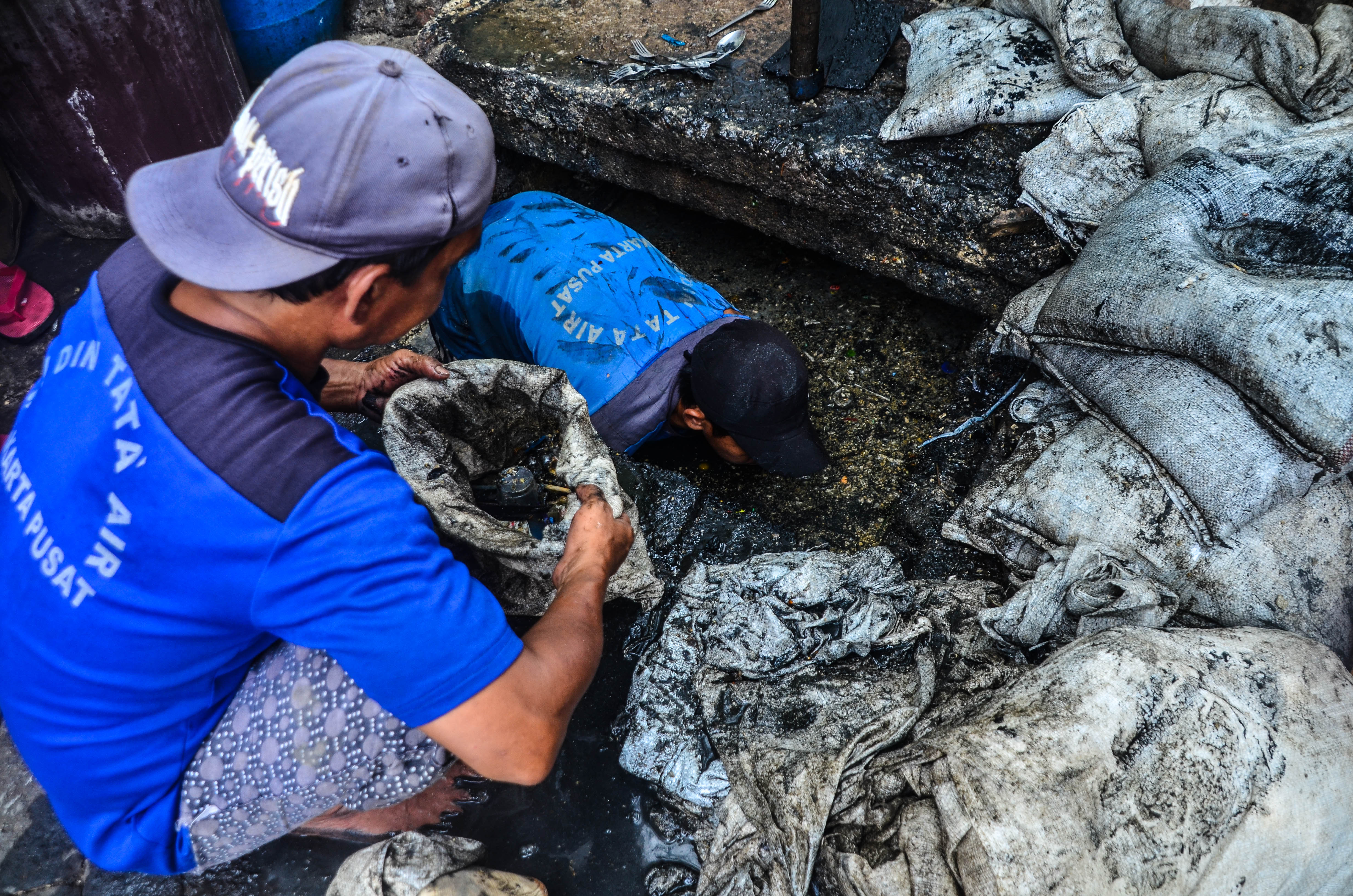 Petugas bersihkan gorong-gorong untuk antisipasi banjir