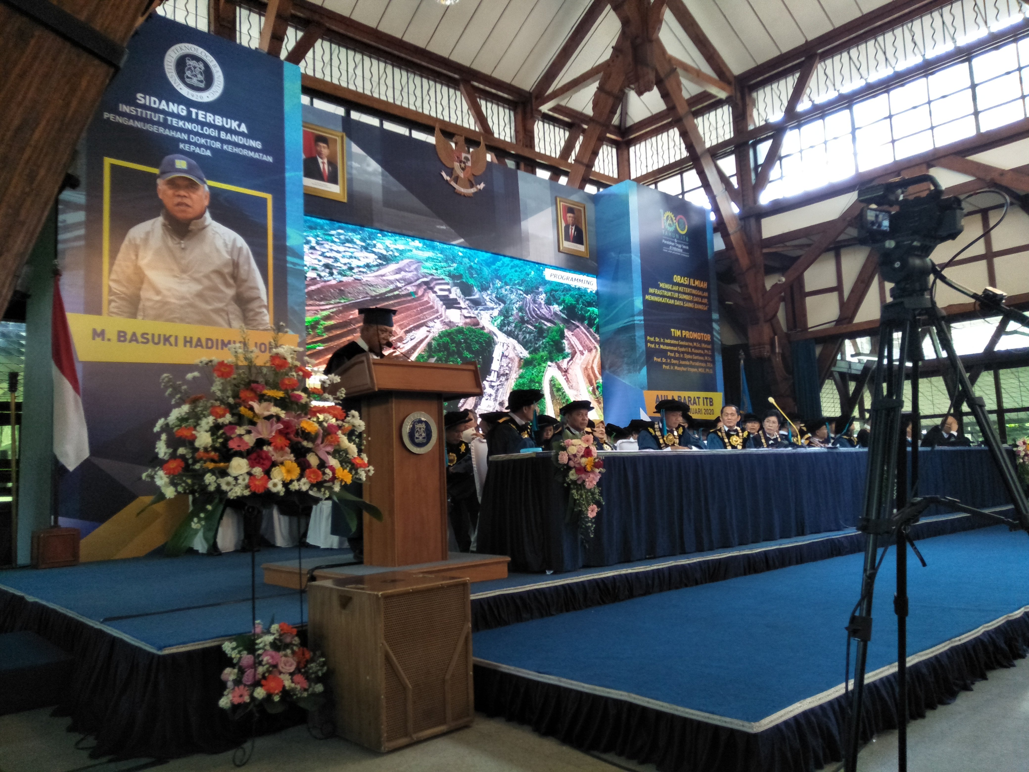 Menteri PUPR Basuki Hadimuljono berpidato usai menerima gelar Doktor kehormatan dari ITB, Kamis (16/1/2020).