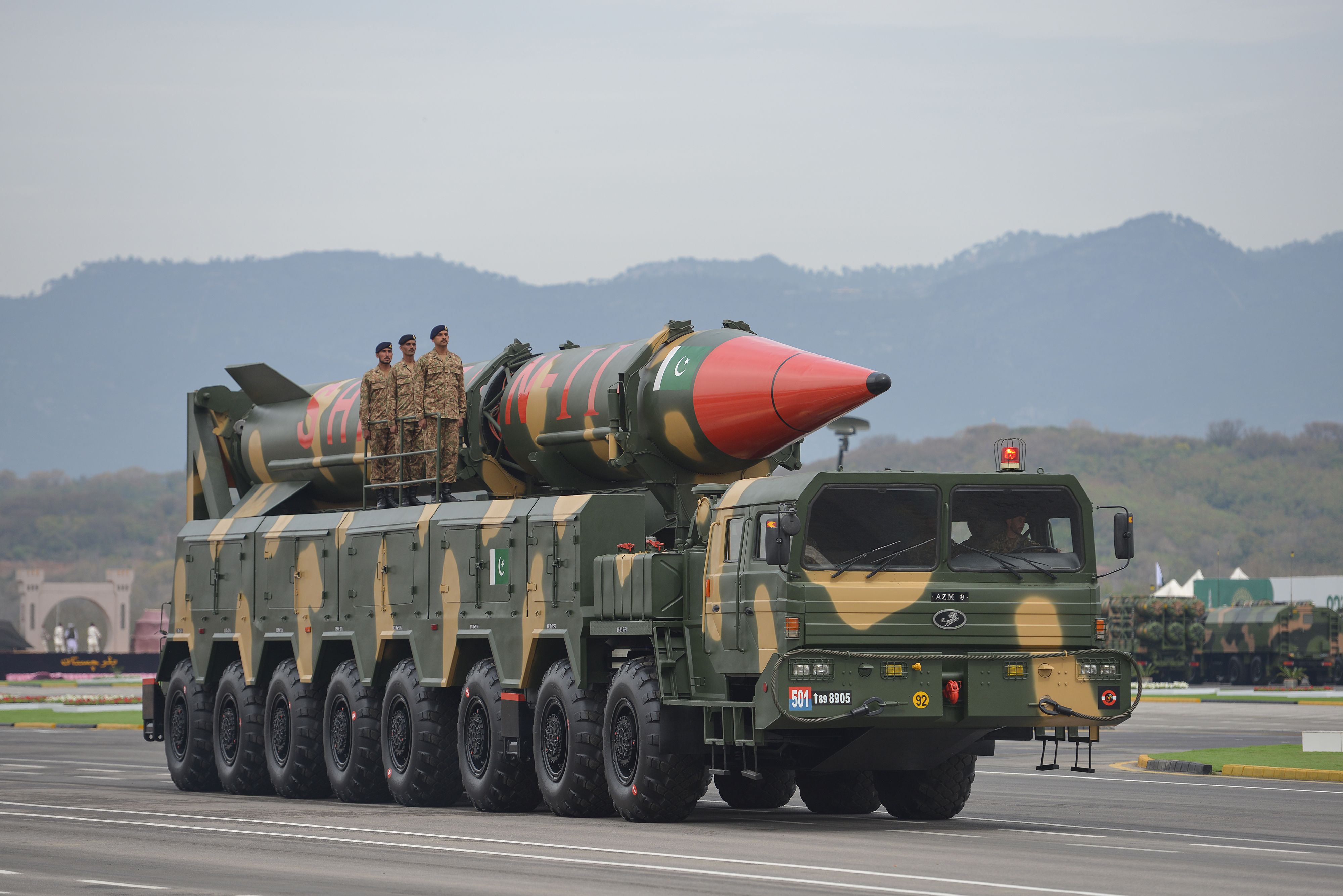 Kendaraan militer Pakistan membawa rudal balistik jarak jauh Shaheen II saat parade militer di Islamabad, Pakistan. 