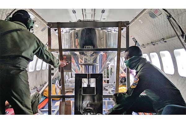 Kru pesawat CN 295 melakukan penyemaian garam di atas langit Selat Sunda