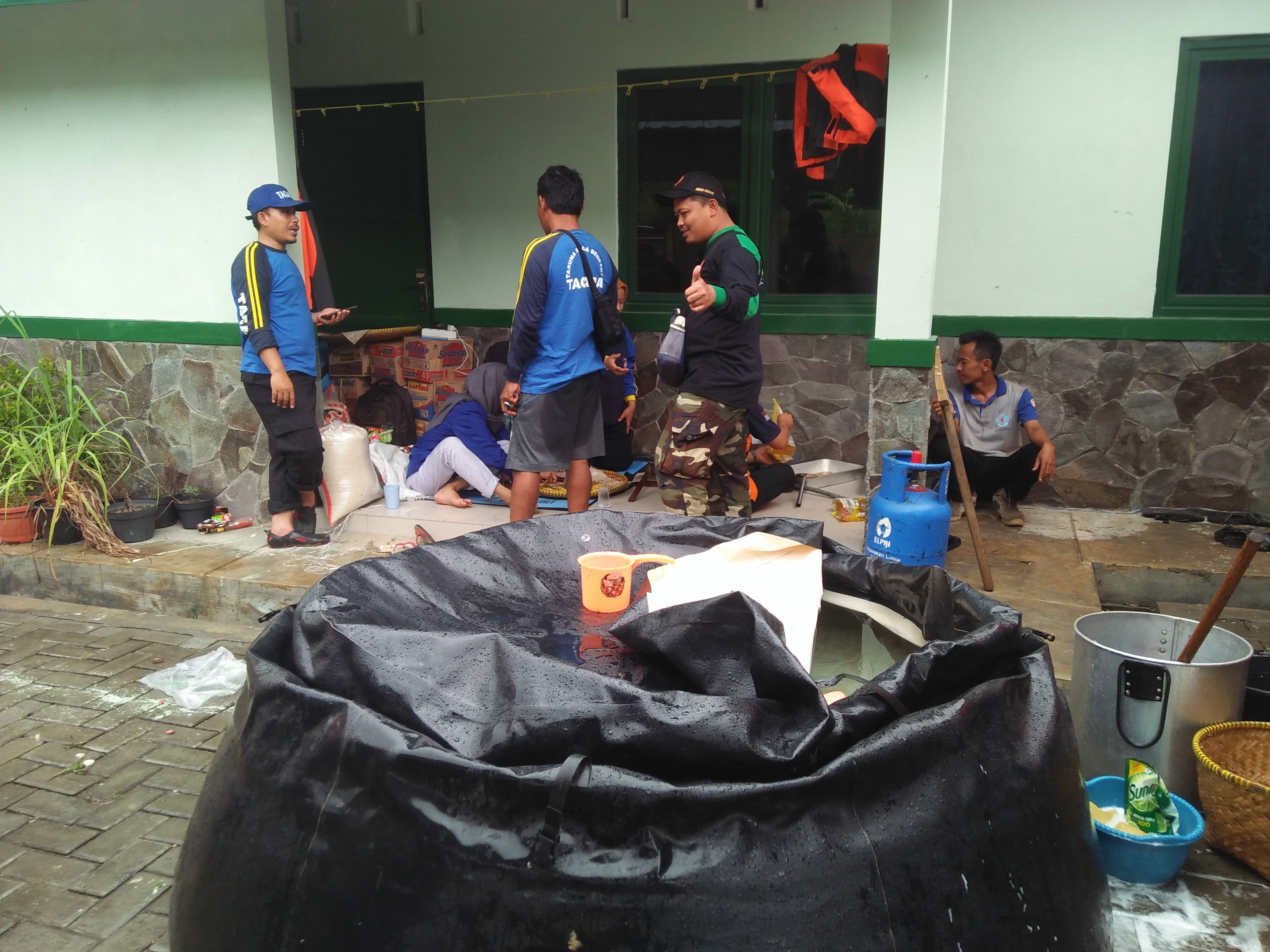 Aktivitas petugas di dapur umum sekaligus posko pengungsian di Mako Koramil Ketanggungan, Brebes, Jateng.