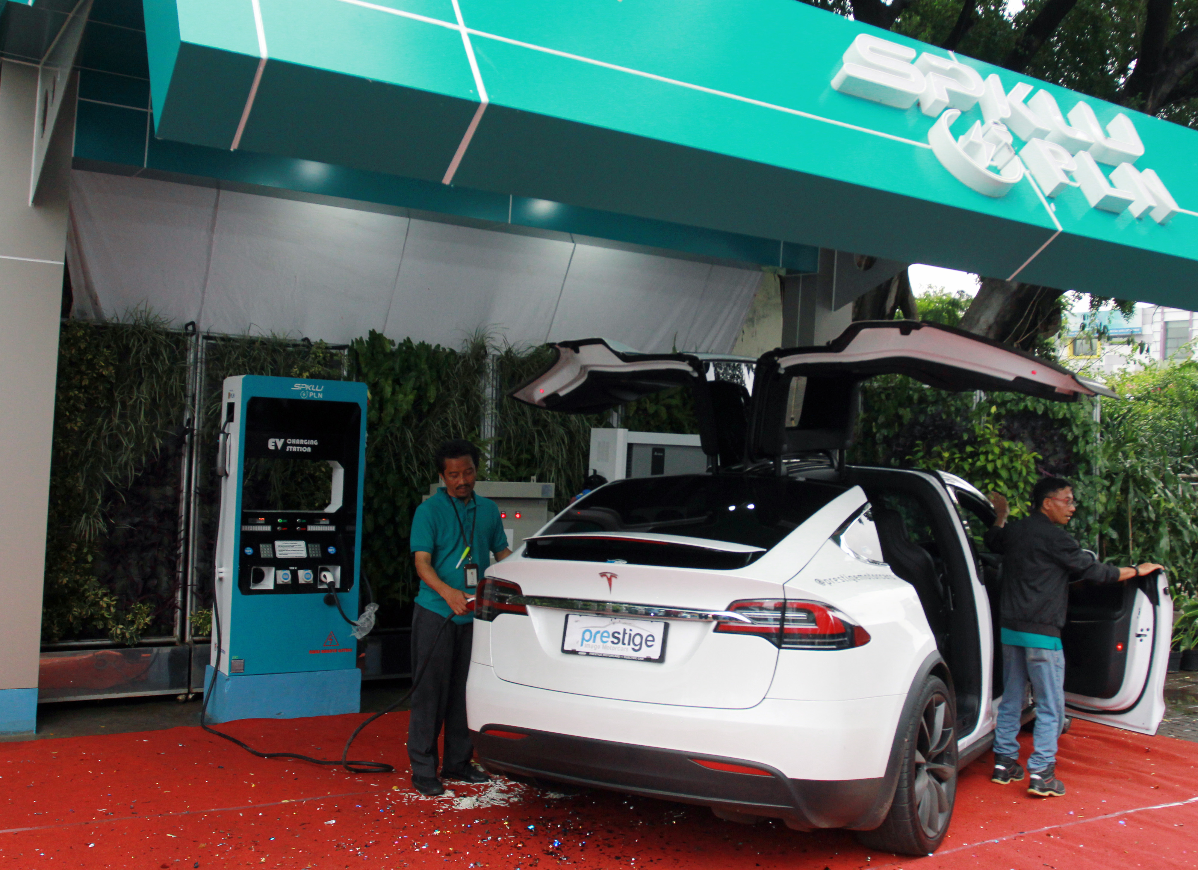 Ilustrasi--SPKLU di  Mal Tangerang City, Tangerang, Banten.