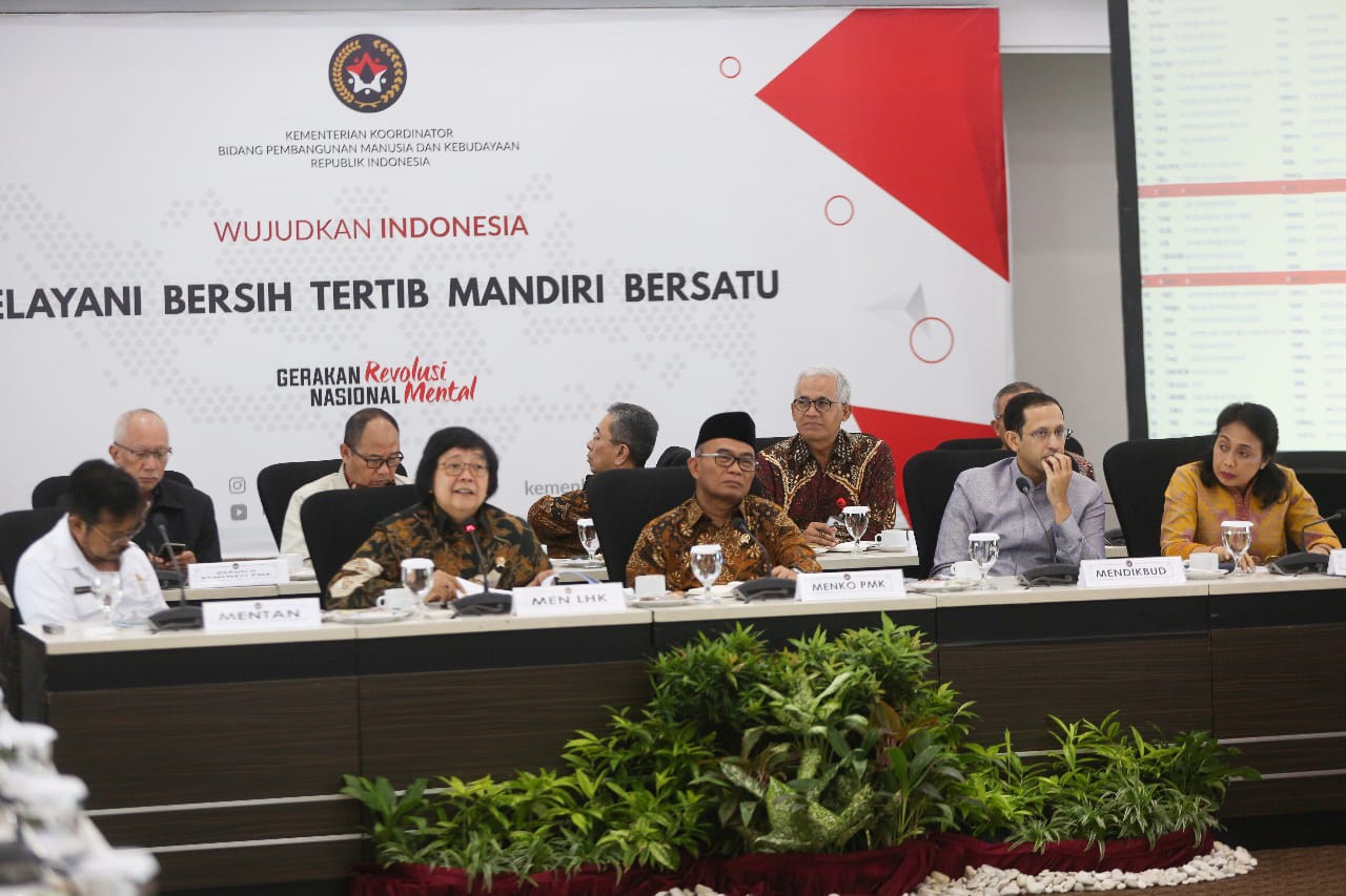 Menteri LHK Siti Nurbaya menjelaskan langkah KLHK atasi banjir dalam Rakor Lintas Kementerian yang dipimpin Menko Menko PMK Muhadjir Effendy