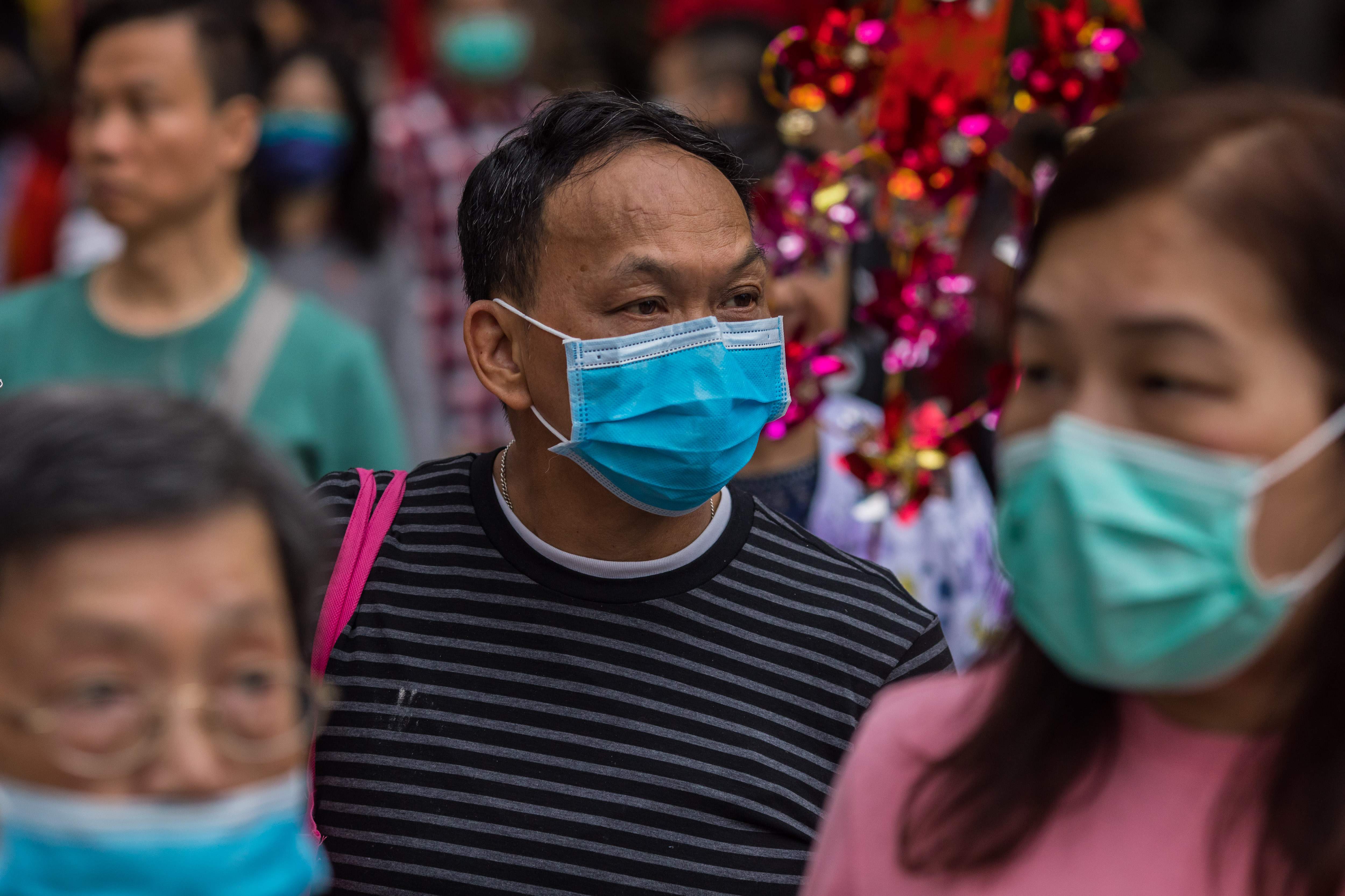 Warga Hong Kong mengenakan masker saat mengunjungi kuil dalam perayaan Tahun Baru Imlek, menyusul penyebaran virus korona.