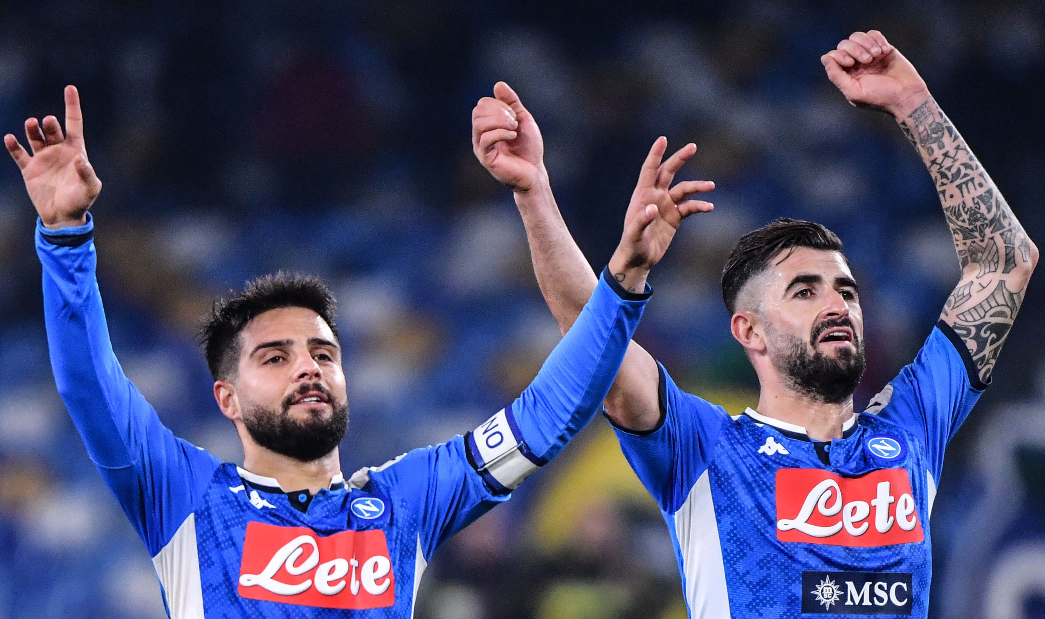 Dua pemain Napoli Lorenzo Insigne (kiri) dan Elseid Hysaj menyapa para pendukung usai meraih kemenangan 2-1 atas Juventus