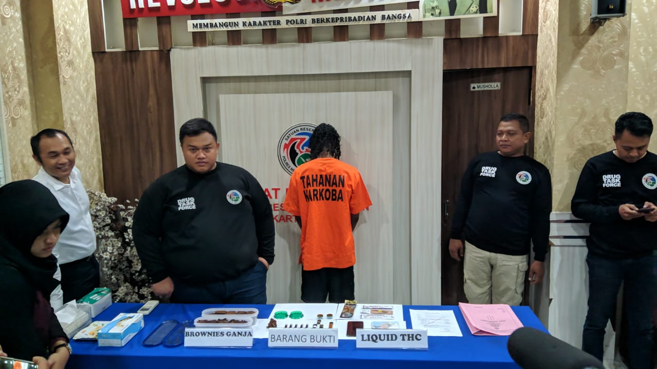 Polres metro Jaksel menggelar barang bukti brownies ganja dari turis AS