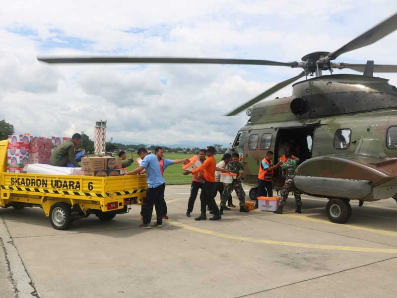 Bantuan logistik untuk korban bencana banjir diangkut menggunakan helikopter karena akses darat terputu
