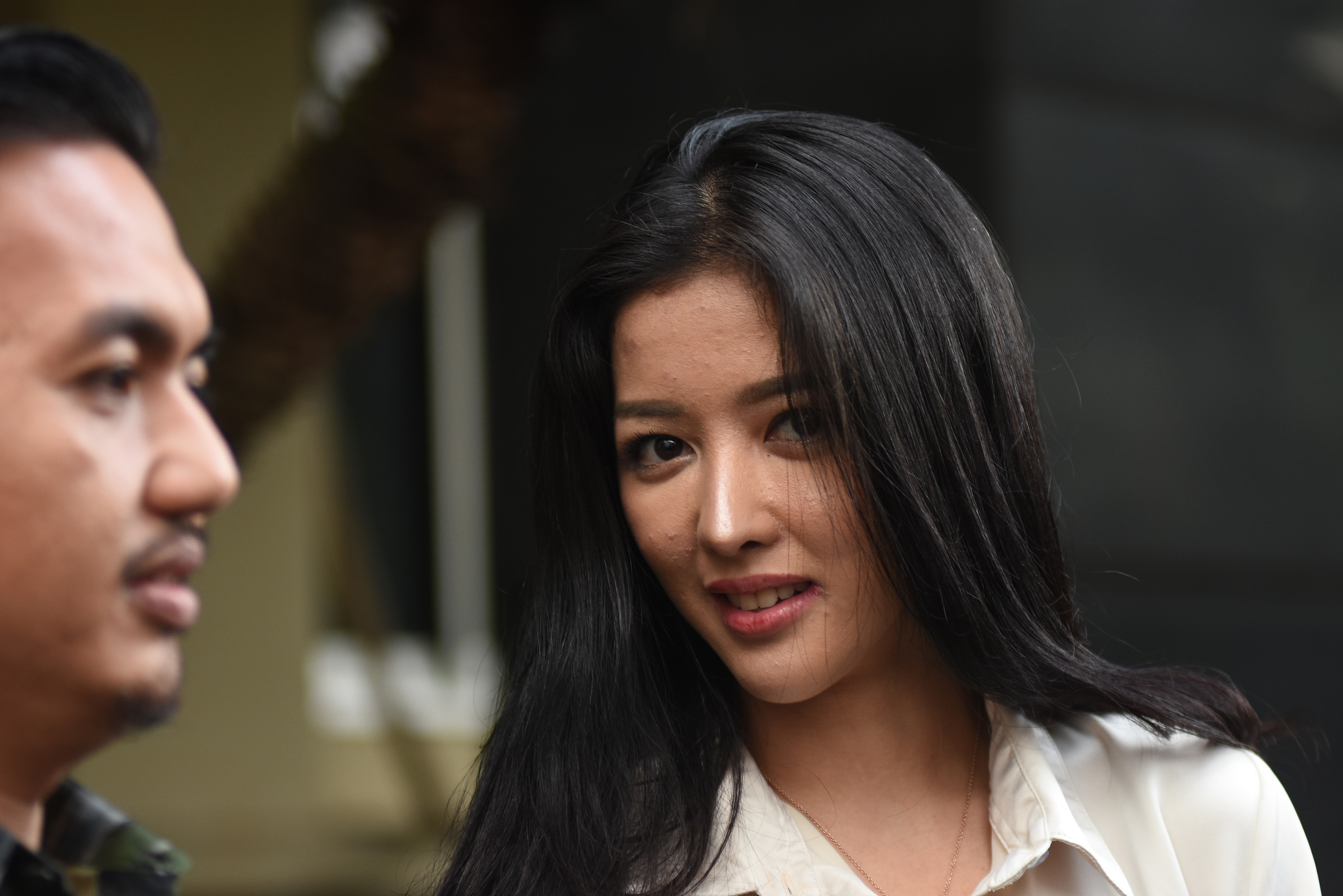 Pramugari Garuda Indonesia Siwi Widi (kanan) memberikan keterangan kepada wartawan usai menjalani pemeriksaan di Polda Metro Jaya.