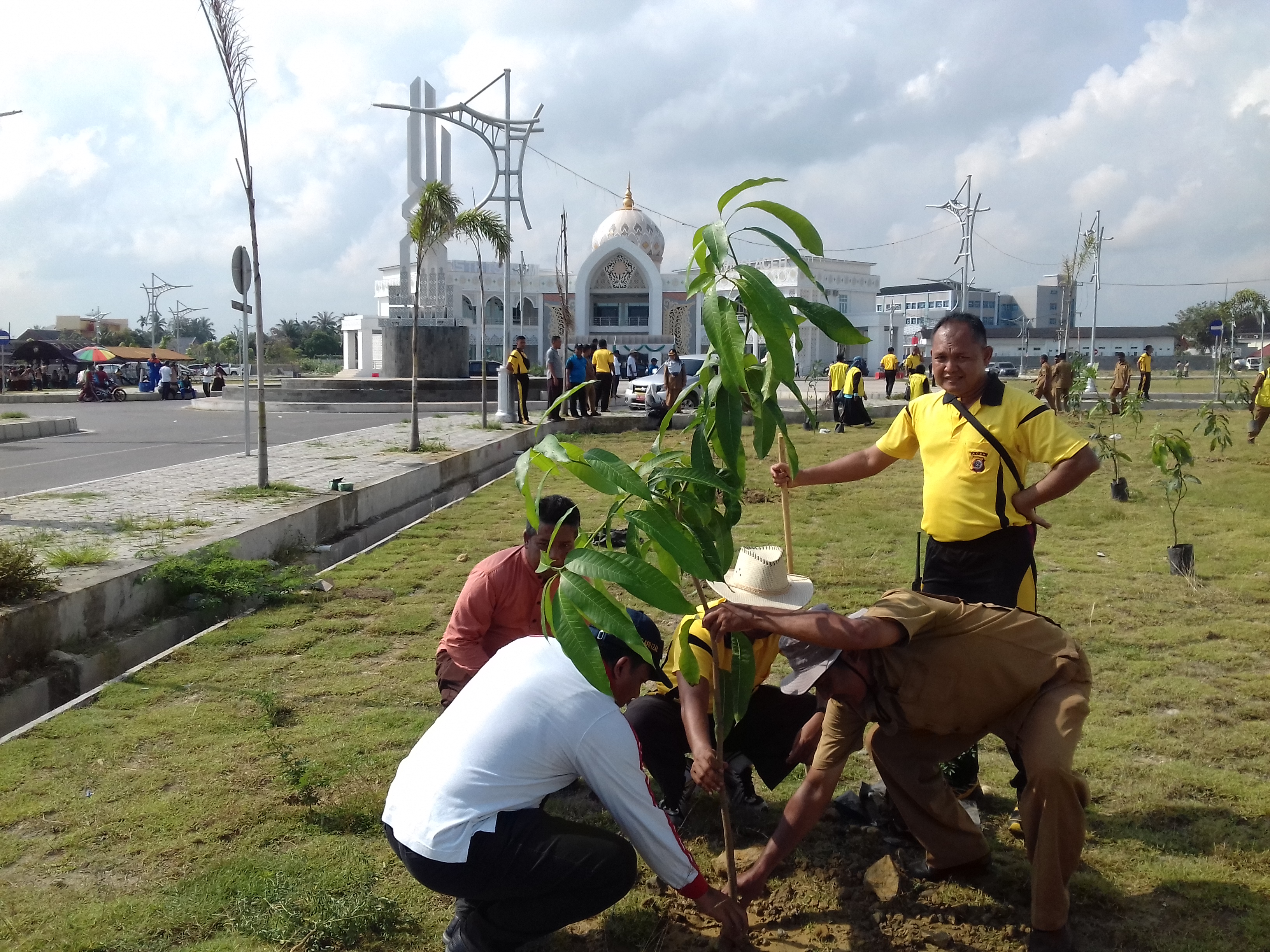 Waka Polres Pidie, sedang menanan pohon mangga di halaman gedung Pidie Convention Centre, Rabu (15/1/2020)