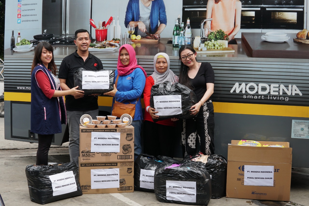 Modena Bantu Balita dan Anak-Anak Korban Banjir 
