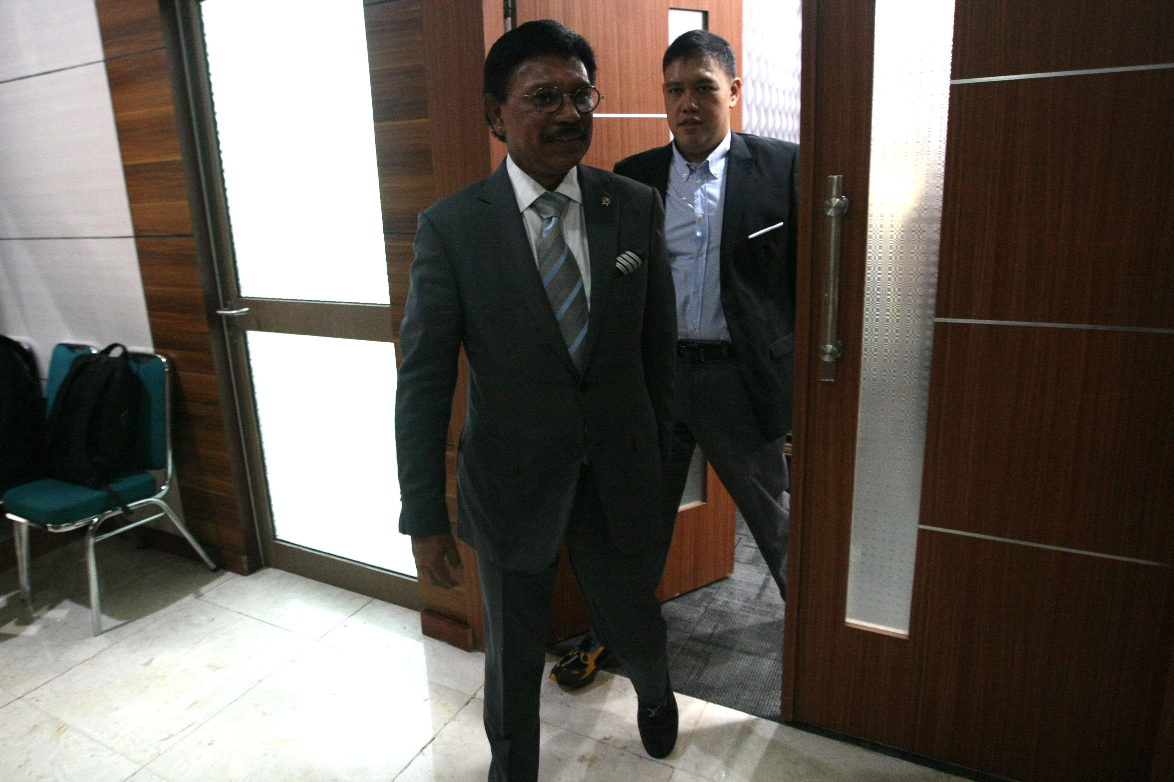 Anggota Komisi I DPR RI, Dave Laksono (kanan), menghadiri rapat kerja perdana dengan Menteri Komunikasi dan Informatika, Johny G. Plate.