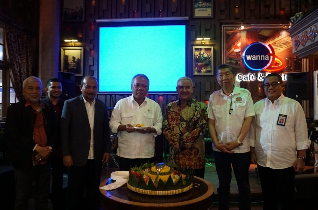 Menteri PUPR Basuki Hadimuljono (tengah) ikut menghadiri syukuran ultah ke-9 HUD Institute di Jakarta, Selasa (14/1).