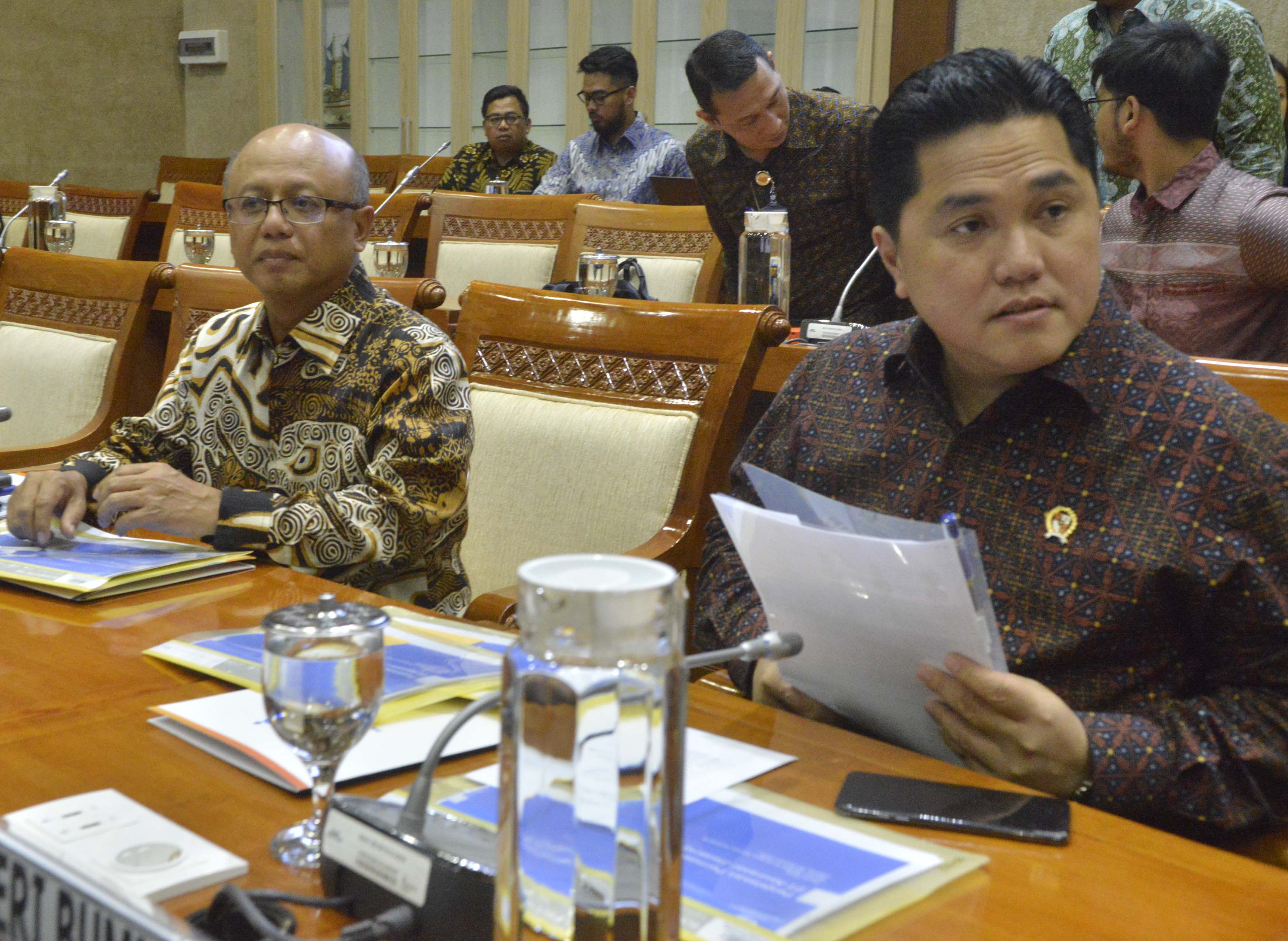 Menteri BUMN Erick Thohir (kanan) dan Dirut Jiwasraya Hexana Tri Sasongko (kiri) mengikuti rapat kerja Panja Jiwasraya di Komisi VI DPR RI