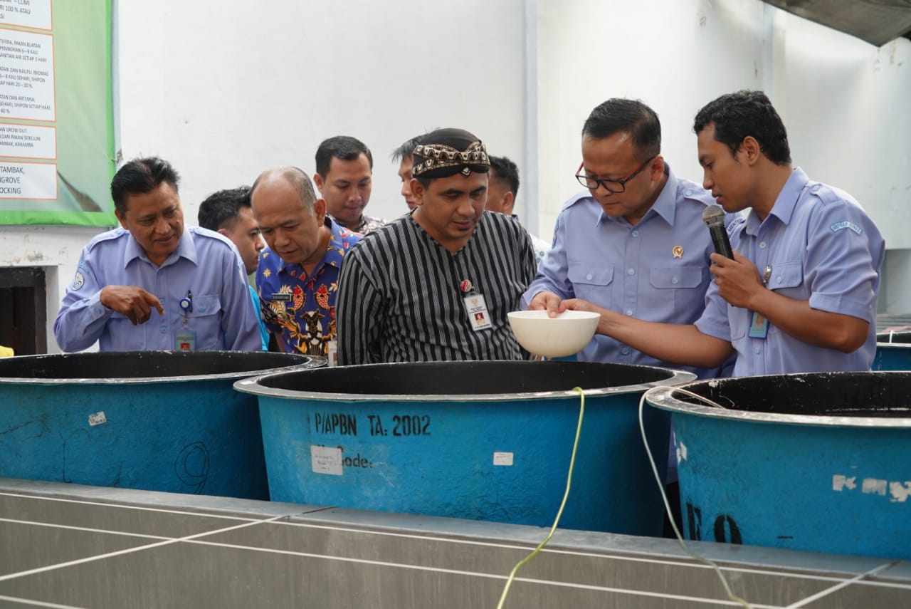 Menteri Kelautan dan Perikanan Edhy Prabowo dan Plt.Bupati Jepara  Ian Kristiadi di  BBPBAP Jepara.