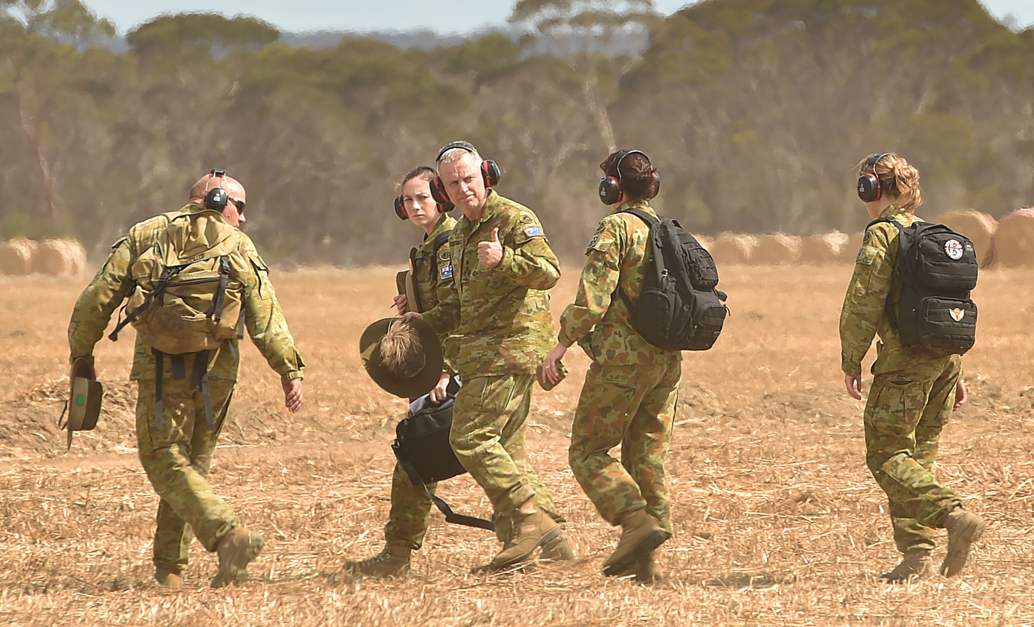Brigadir Damian Cantwell (tengah) bersama dengan pasukan penanggulangan kebakaran hutan di Australia Selatan.