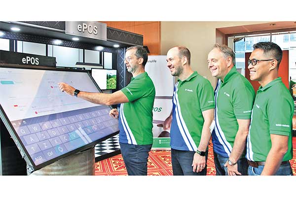 Presdir & CEO Manulife Indonesia Ryan Charland (kedua dari kiri) bersama Direktur & Chief Operating Offi cer Hans de Waal (kiri)