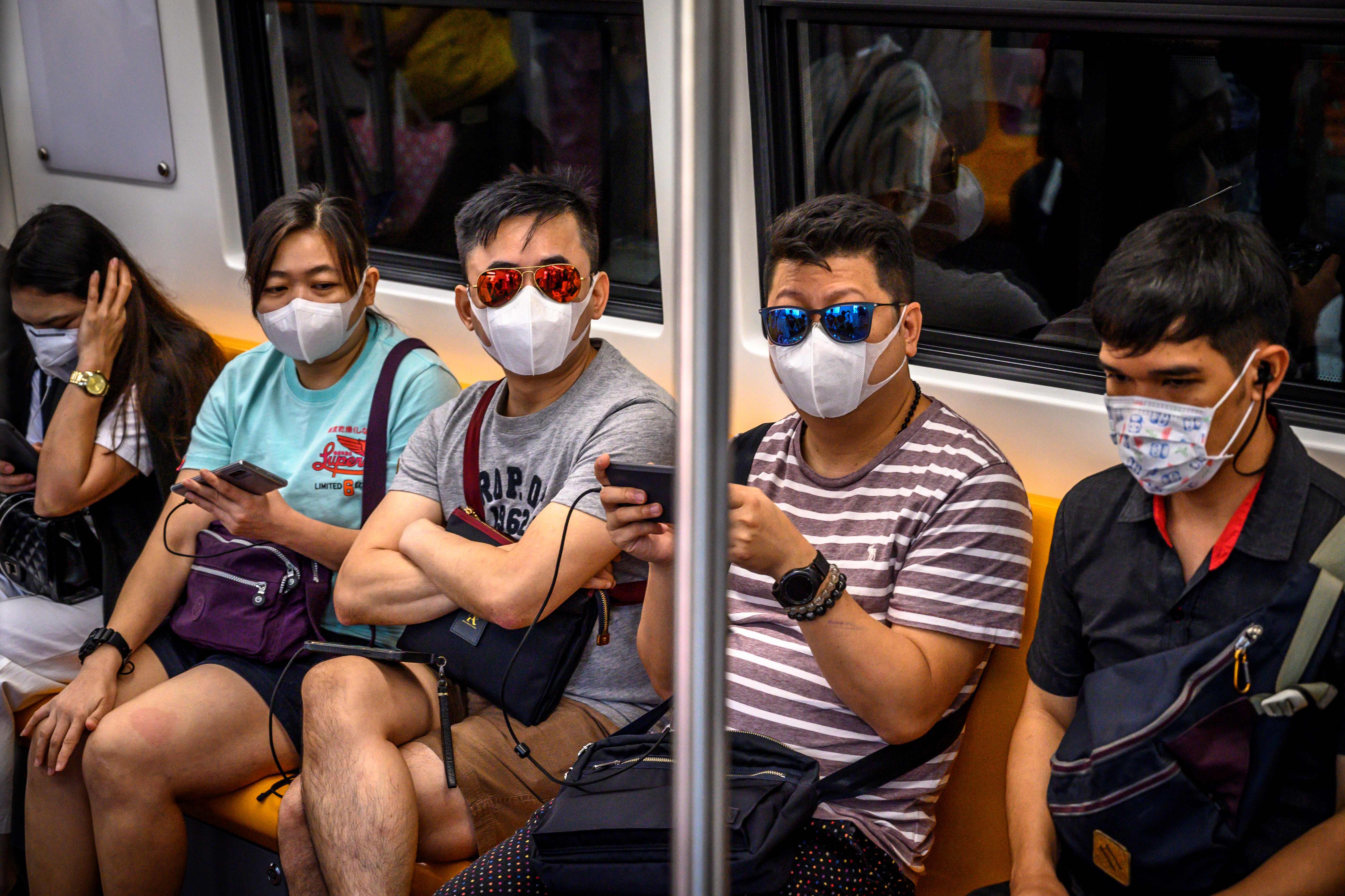 Warga mengenakan masker saat menumpang BTS Sky Train di Bangkok untuk mencegah penularan virus korona asal Wuhan, Tiongkok.