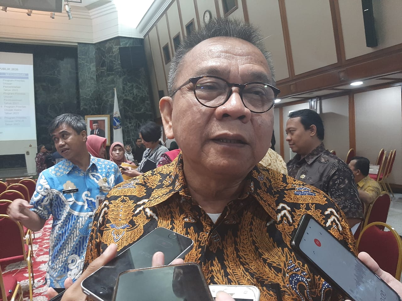  Wakil Ketua DPRD dari Fraksi Gerindra, Mohamad Taufik, memberikan keterangan kepada wartawan.
