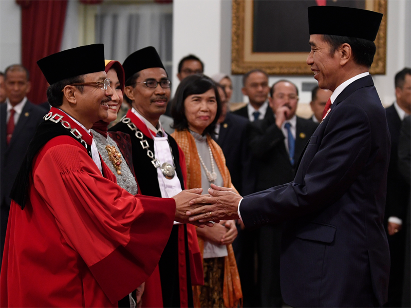 Presiden Joko Widodo memberikan ucapan selamat kepada hakim Mahkamah Konstitusi (MK) Suhartoyo (kiri) dan Daniel Yusmic Pancastaki Foekh.