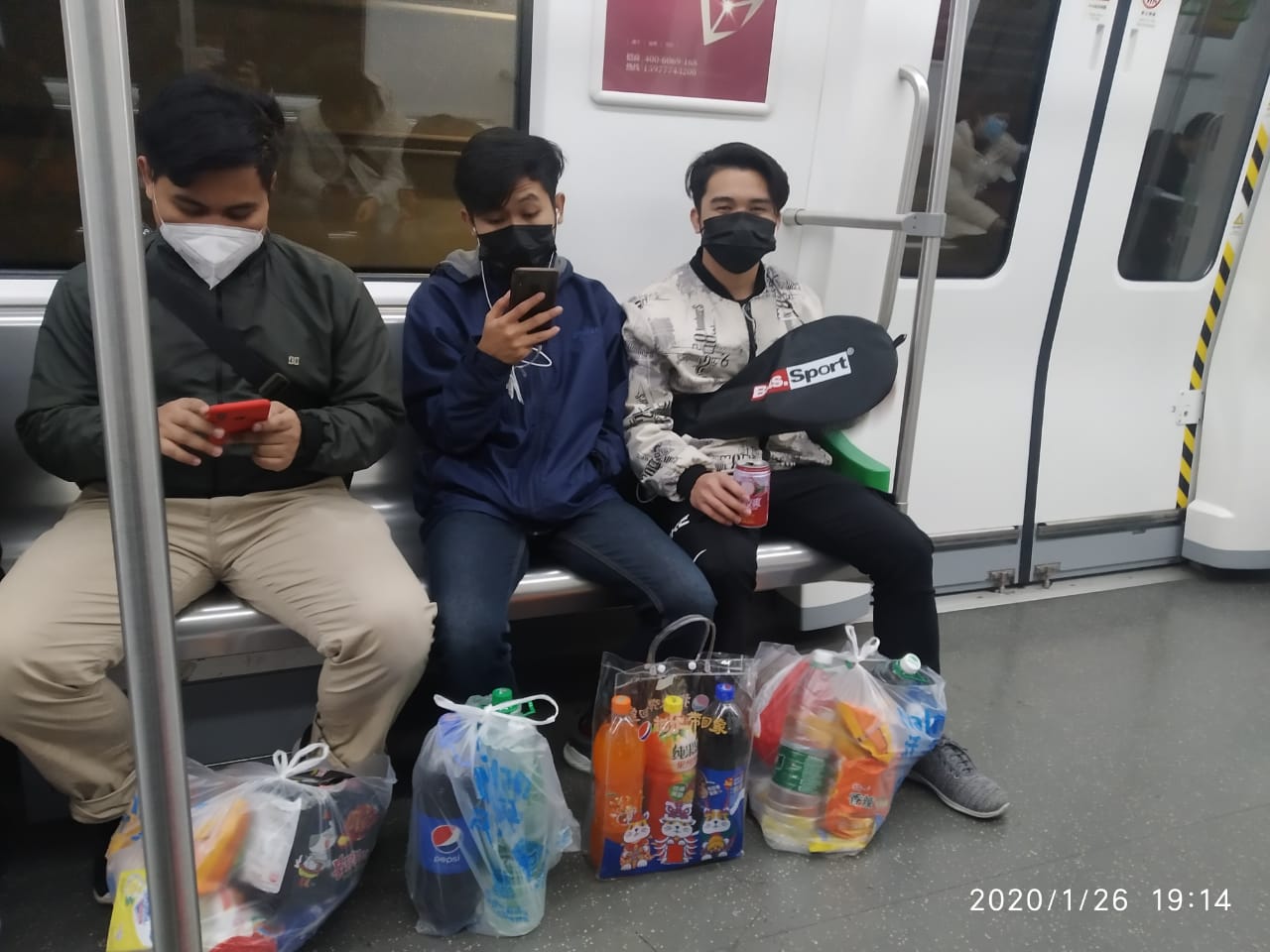 Mahasiswa asal Sumatra Selatan berbelanja kebutuhan pangan di Kota Nanning, Provinsi Guangxi, Tiongkok. 