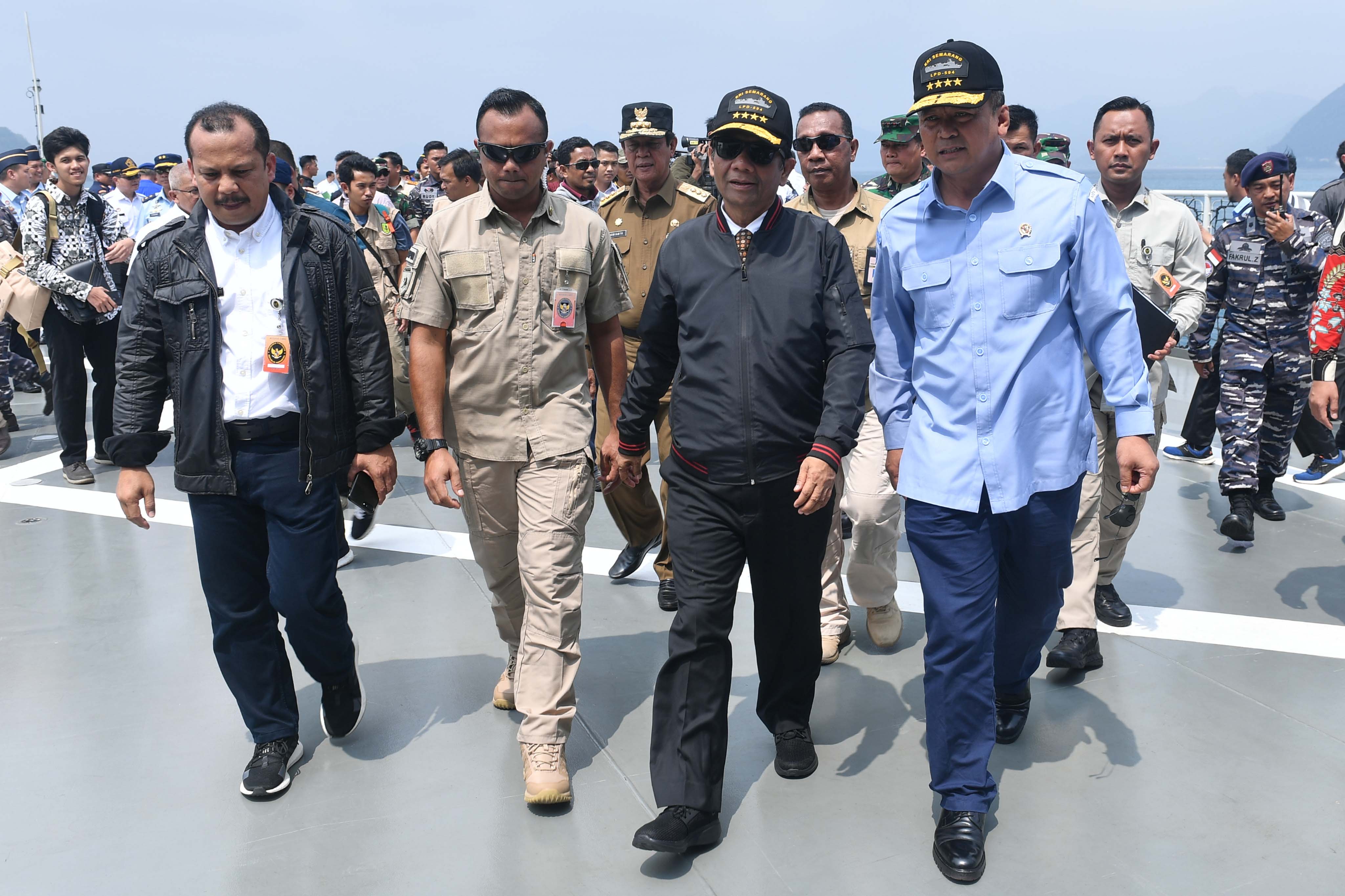 Menkopolhukam Mahfud MD (kedua kanan) berbincang dengan Menteri Kelautan dan Perikanan Edhy Prabowo (kanan).