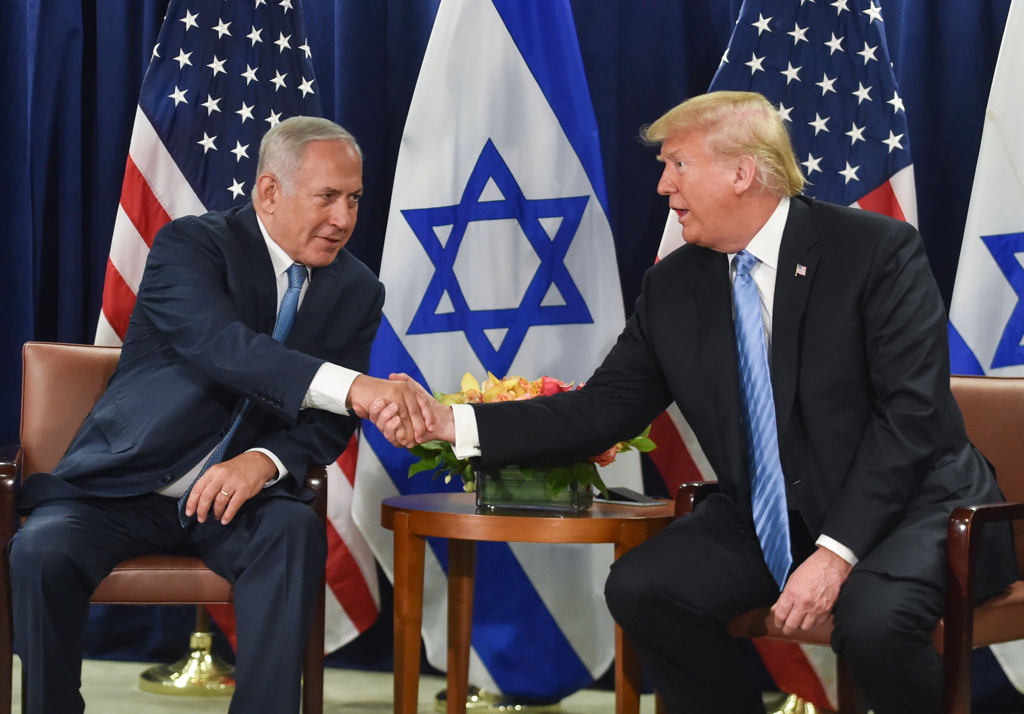 Presiden AS Donald Trump (kanan) berjabat tangan dengan Perdana Menteri Israel Benjamin Netanyahu (kiri)